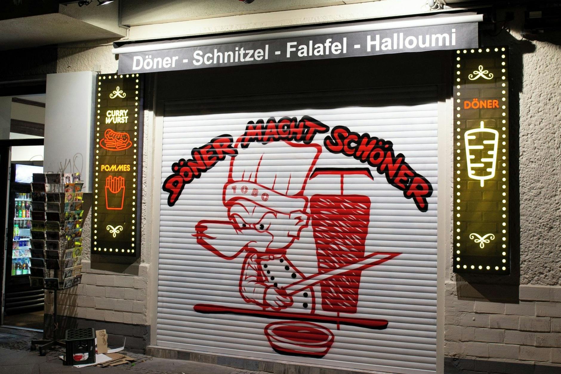 Döner macht schöner: So wirbt das Bistro „Mauer Kebab“ in der Bernauer Straße um Kunden. Gesprayt ist das Bild vom Berliner Streetart-Künstler Tobo.