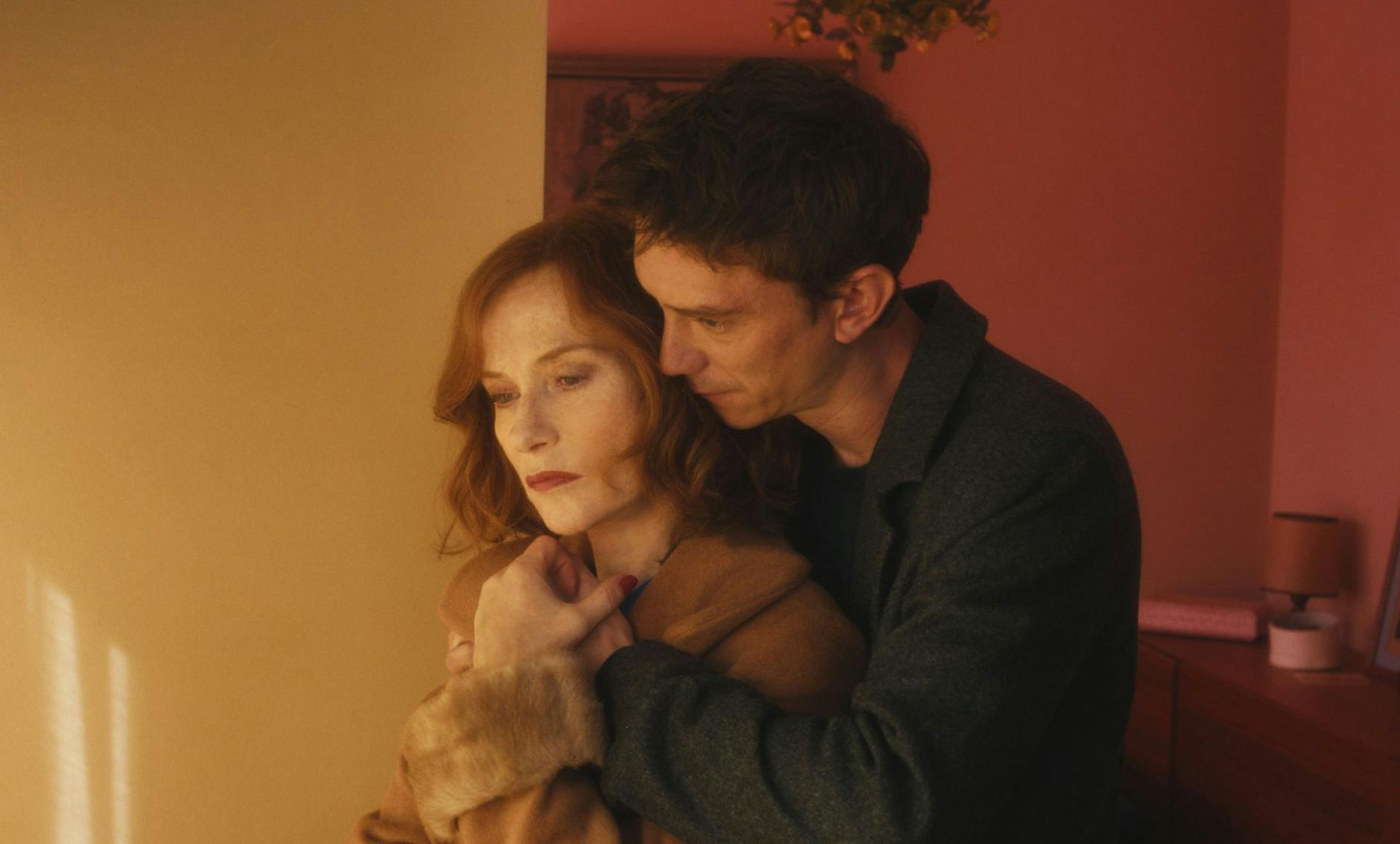 HANDOUT - Joan (Isabelle Huppert) mit ihrem erwachsenen Sohn Nathan (Swann Arlaud).