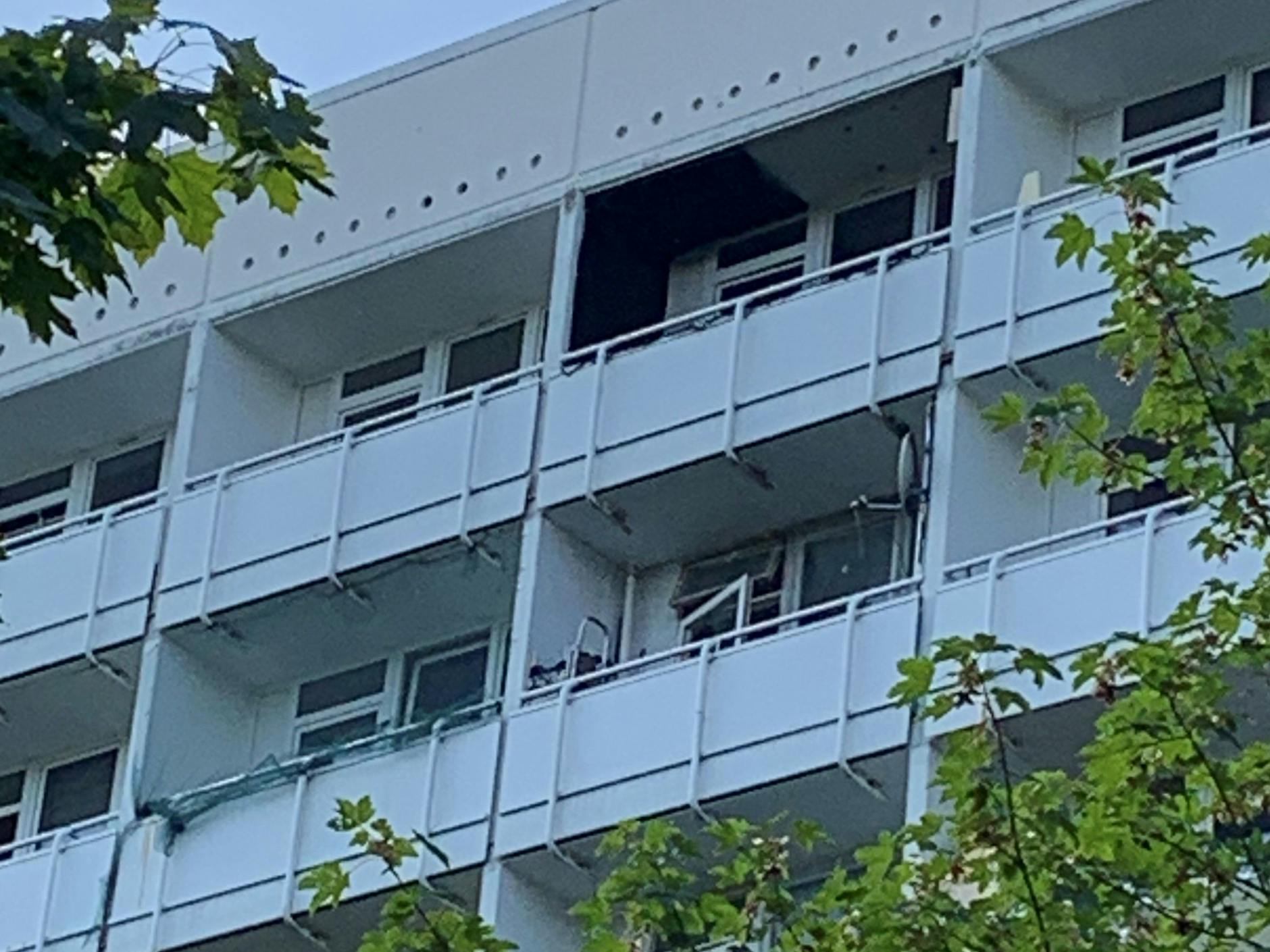 Die Bluttat ereignete sich in der Wohnung in der zweitobersten Etage, wo die Balkontür offen steht und eine Antennenschlüssel befestigt ist.