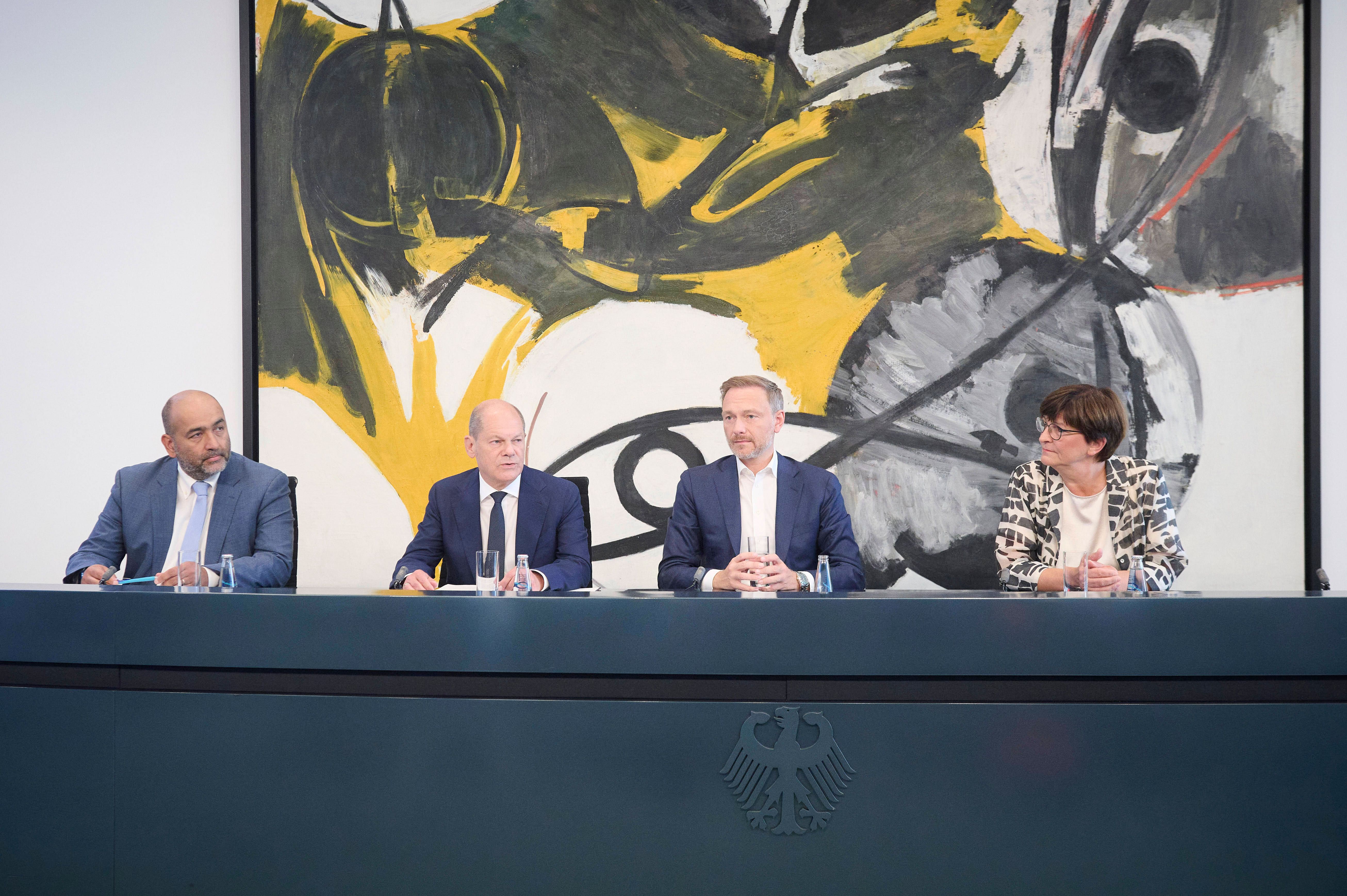 Image - Strompreisbremse, Billig-Tickets im Nahverkehr, Hilfen für Rentner, mehr Wohngeld: DAS steckt drin im dritten Entlastungspaket!