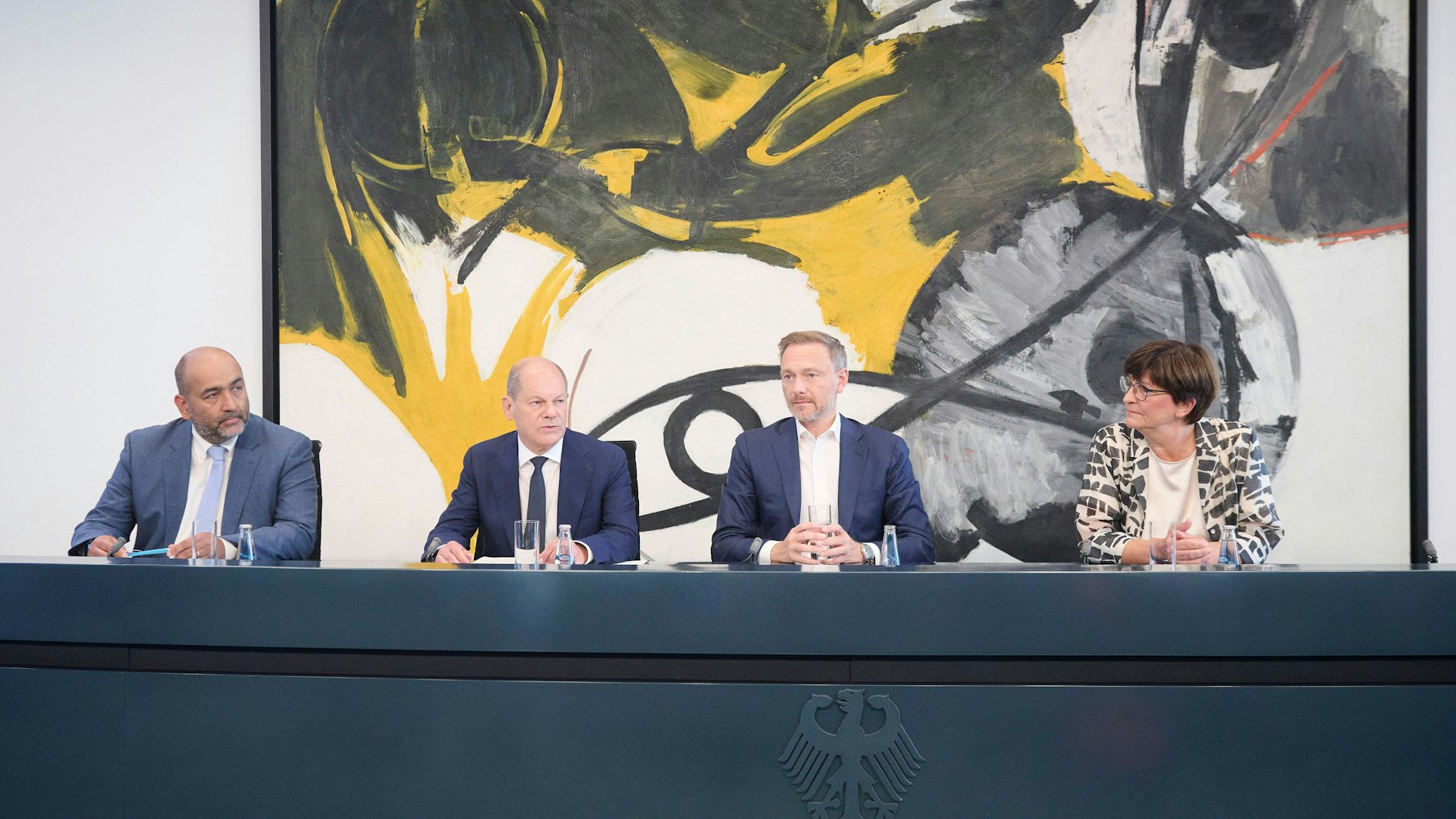 Sie präsentierten die Ergebnisse des Koalitionsausschusses: Grünen-Chef Omid Nouripour, Kanzler Olaf Scholz (SPD), Finanzminister Christian Lindner (FDP) und SPD-Chefin Saskia Esken (v. l.)