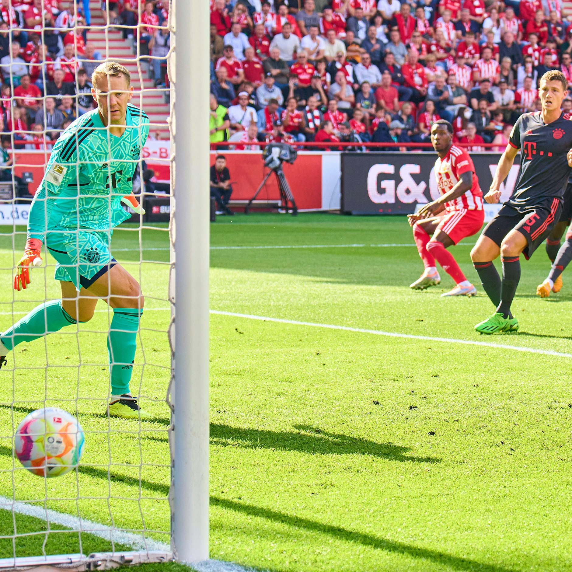 Sheraldissimo! Bayern-Keeper Manuel Neuer ist geschlagen! Sheraldo Becker (M.) bringt den 1. FC Union in Front.