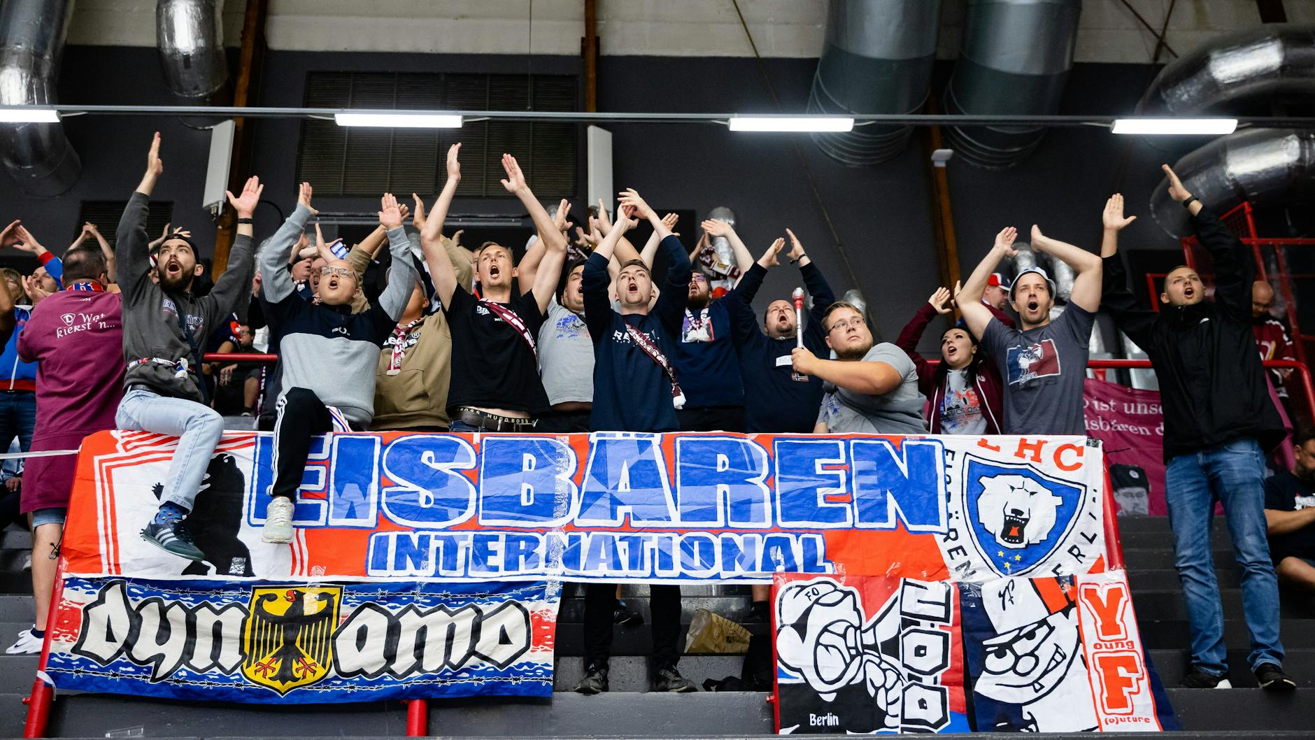 Lassen sich die Laune auch vom 1:7 nicht vermiesen: Eisbären-Fans sind auch in Göteborg live mit dabei.