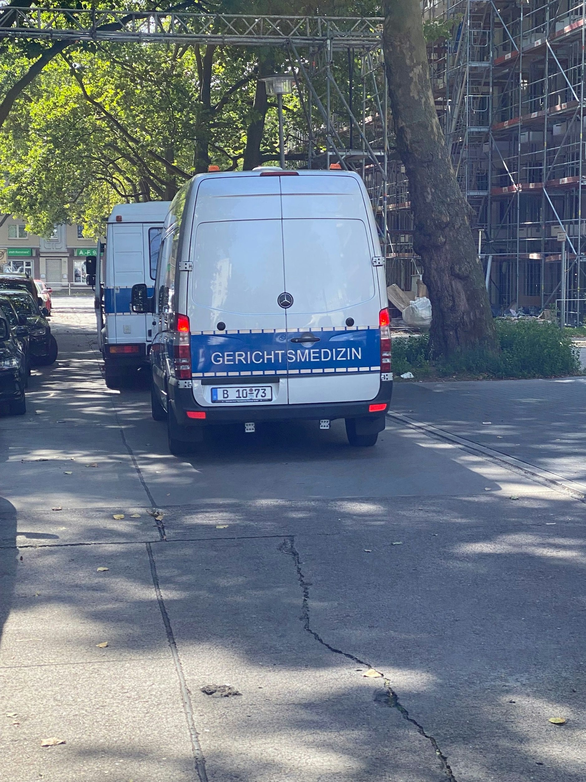 Die Gerichtsmedizin traf kurz nach 13 Uhr ein.