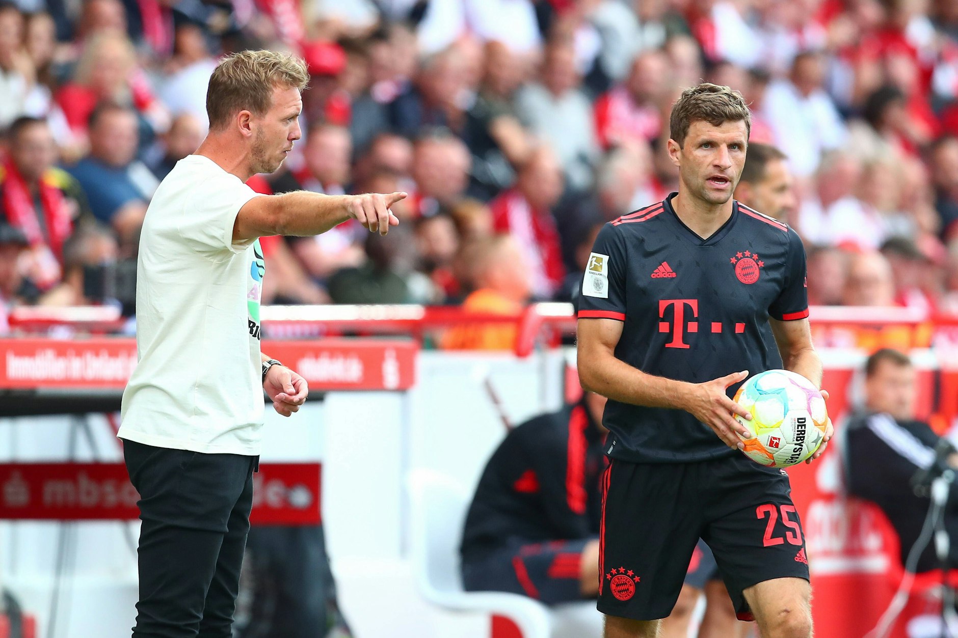 Bayerns Trainer Julian Nagelsmann gibt Thomas Müller Anweisungen.&nbsp;