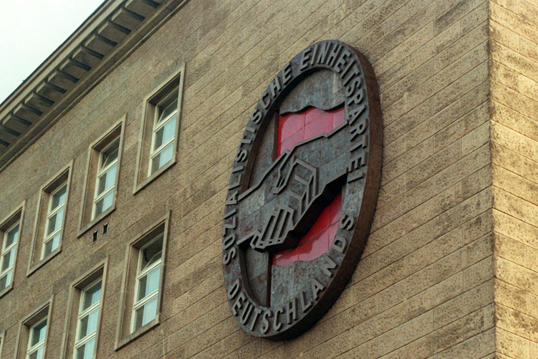 Eine Hand wäscht die andere: Die SED besaß ein Milliarden-Vermögen.