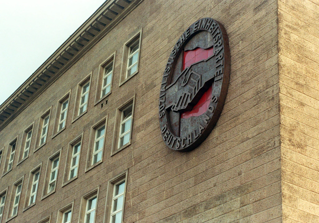 SED raffte Milliarden zusammen, noch immer kommt das Geld den Ost-Ländern zugute