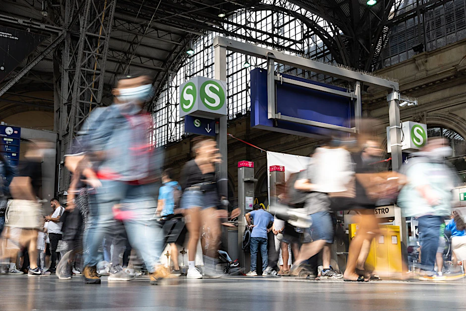 Die Ampel plant einen Nachfolger für das 9-Euro-Ticket, der zwischen 49 und 69 Euro kosten soll.  