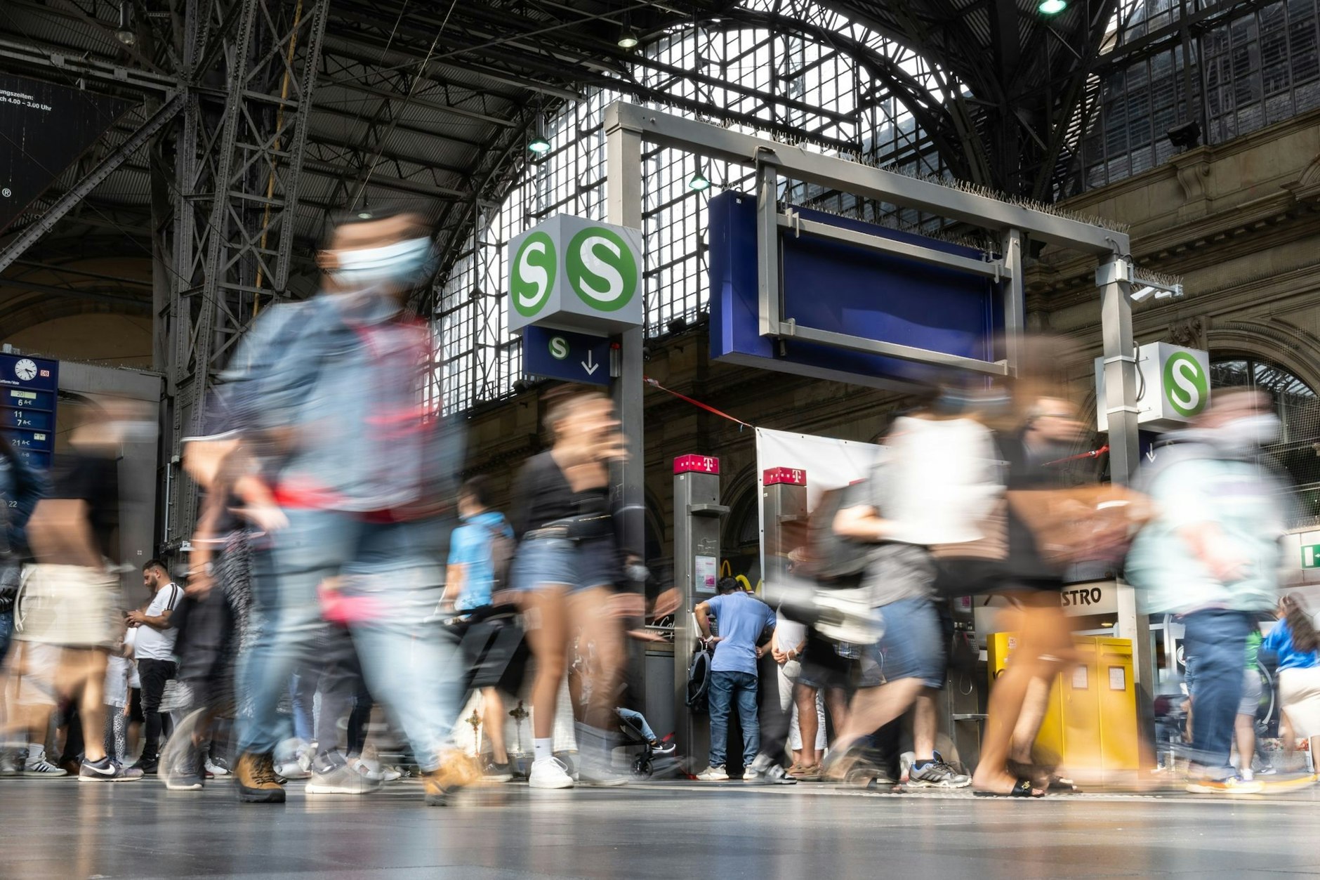 Die Ampel plant einen Nachfolger für das 9-Euro-Ticket, der zwischen 49 und 69 Euro kosten soll.  