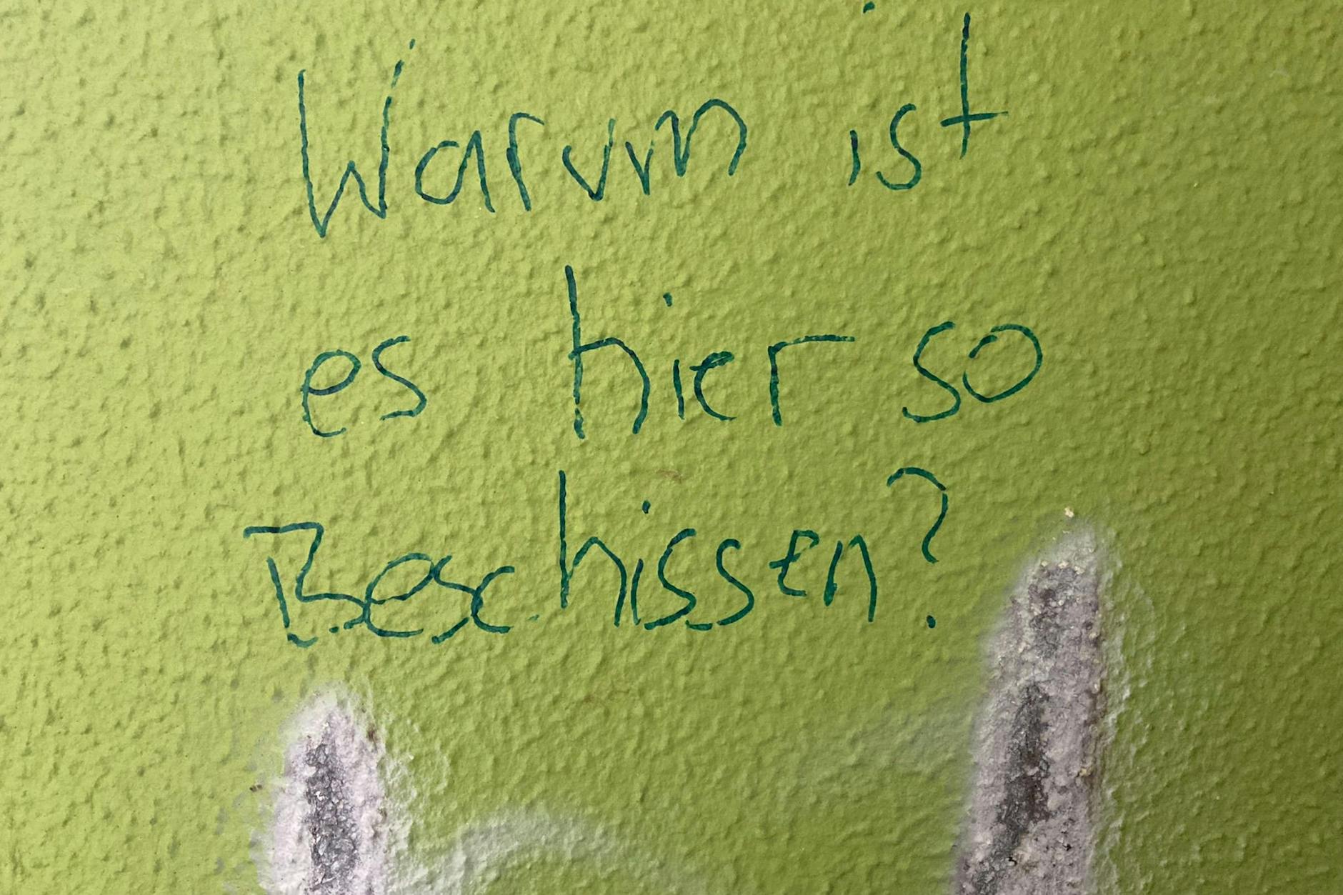 Die Frage eines Bewohners an der Wand des Hauses.