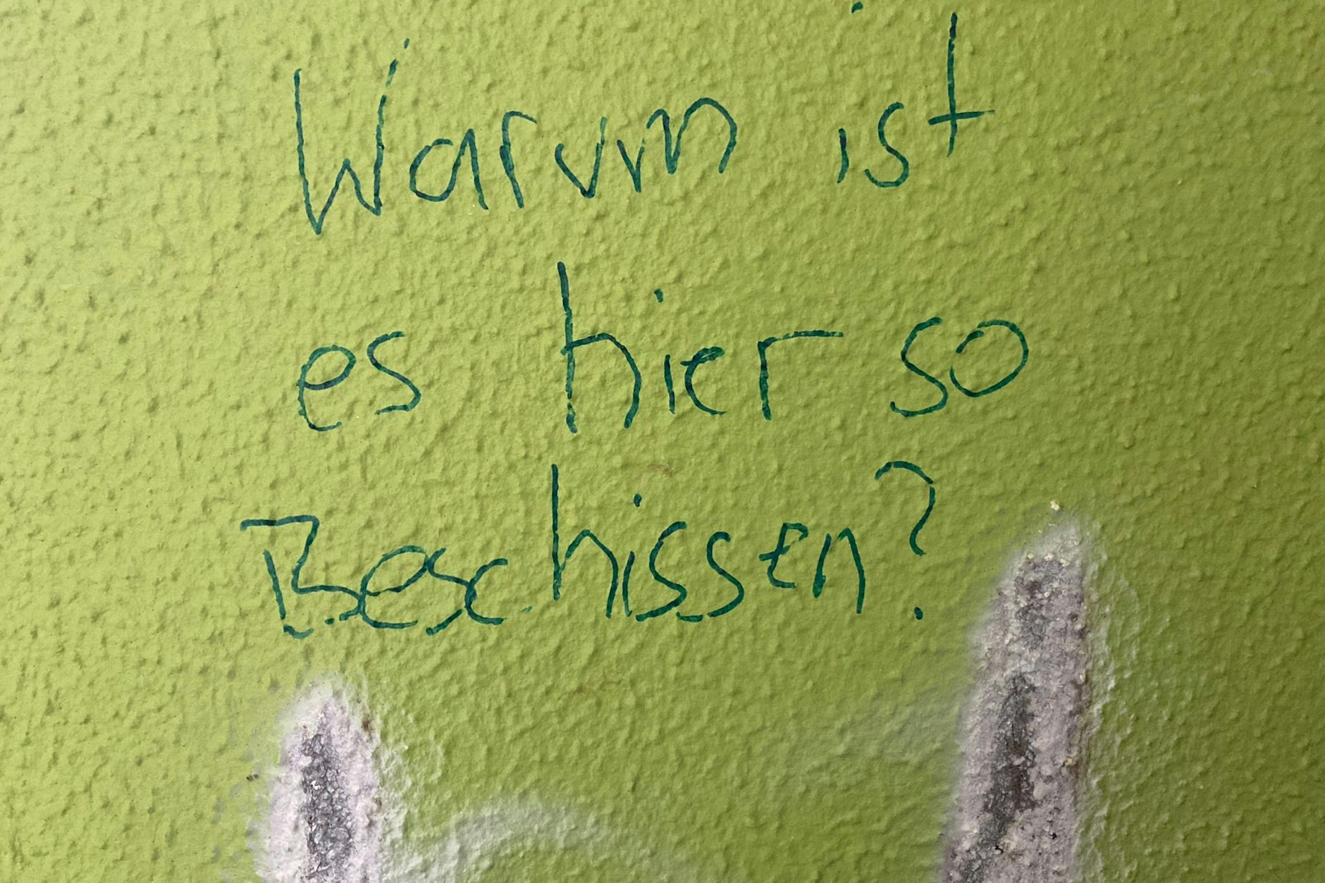 Die Frage eines Bewohners an der Wand des Hauses.