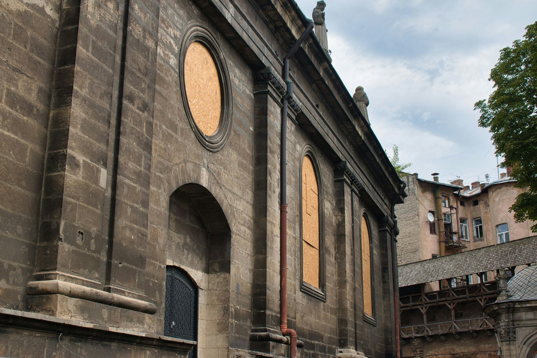 Die Fenster der meisten Kirchen in Lwiw sind aus Schutz vor russischen Luftangriffen vernagelt.