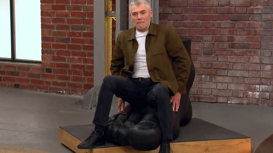 Händler Christian Vechtel sucht noch die richtige Sitzposition.