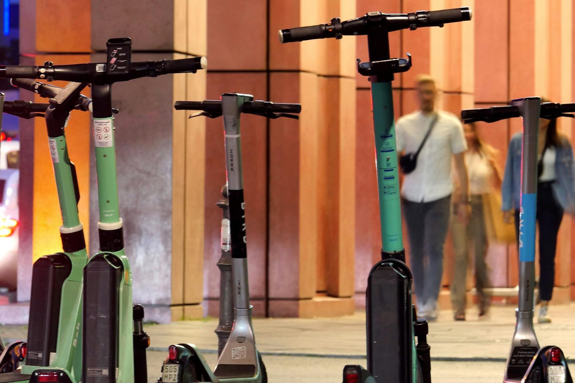 In Mitte warten elektrische Tretroller auf Mieter. Die Zahl dieser Vehikel ist in Berlin stark gestiegen. Mit neuen Regelungen versucht der Senat das Problem in den Griff zu bekommen.