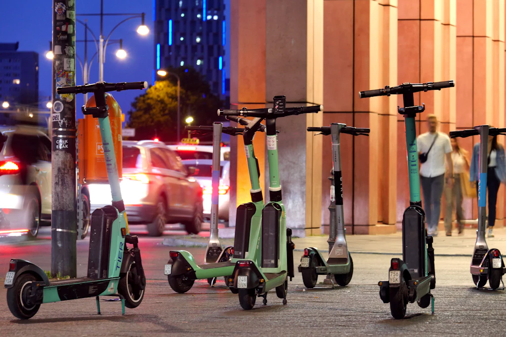 Blindenverein klagt gegen den Senat: E-Scooter runter von den Gehwegen!