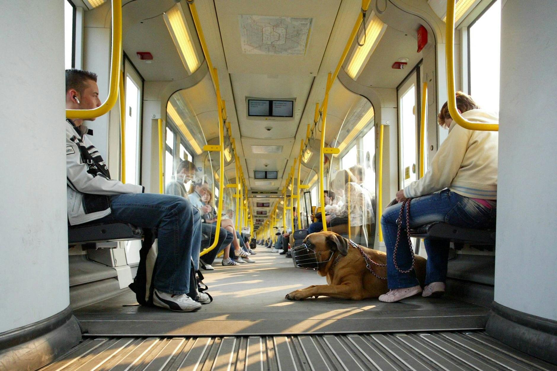 Fahrgäste in der U5: Eine Lautsprecheransage ist auch mit im Bild, aber nicht zu hören.