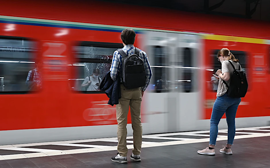 ARCHIV - Die Ampel-Koalition will ein neues bundesweit gültiges Nahverkehrsticket schaffen.  