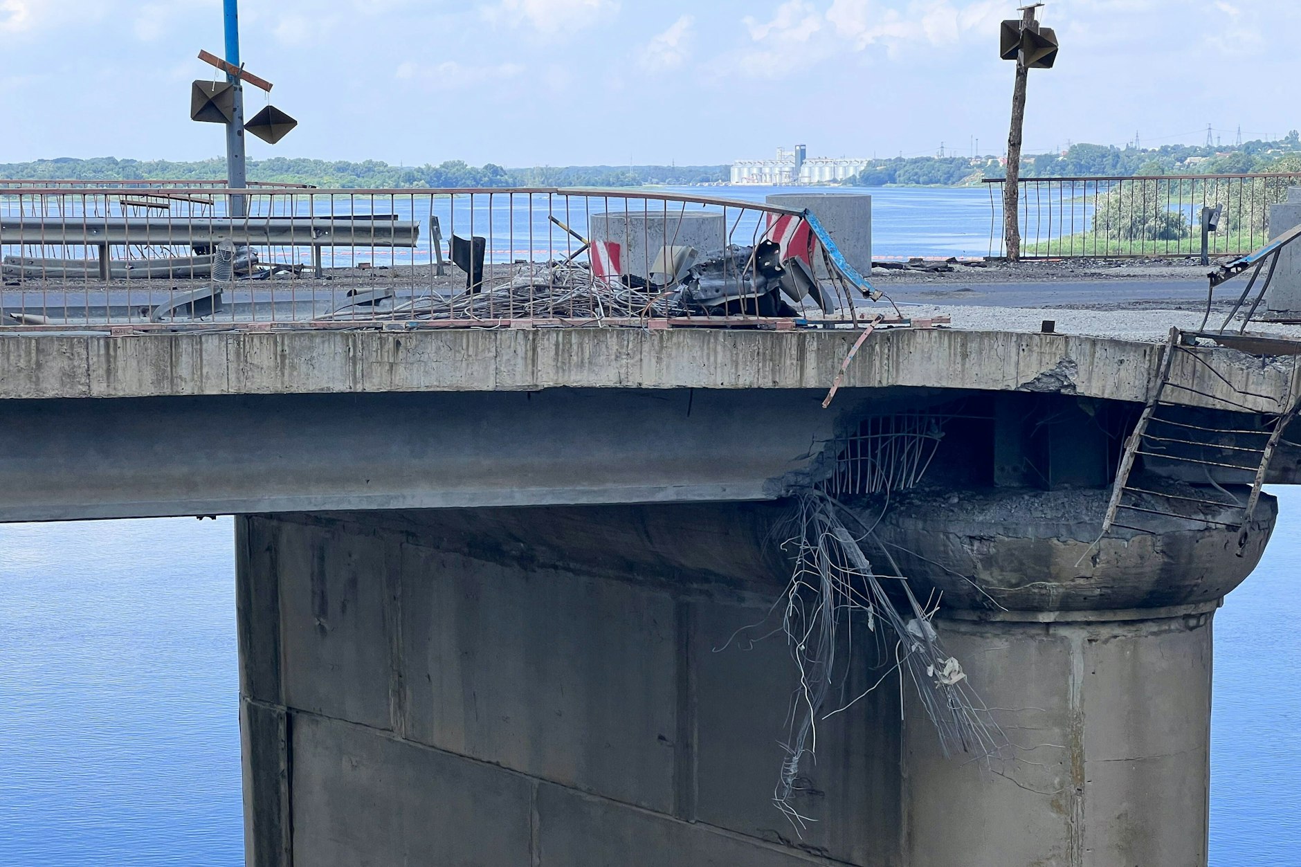 Schäden an einer Brücke in der ukrainischen Region Cherson