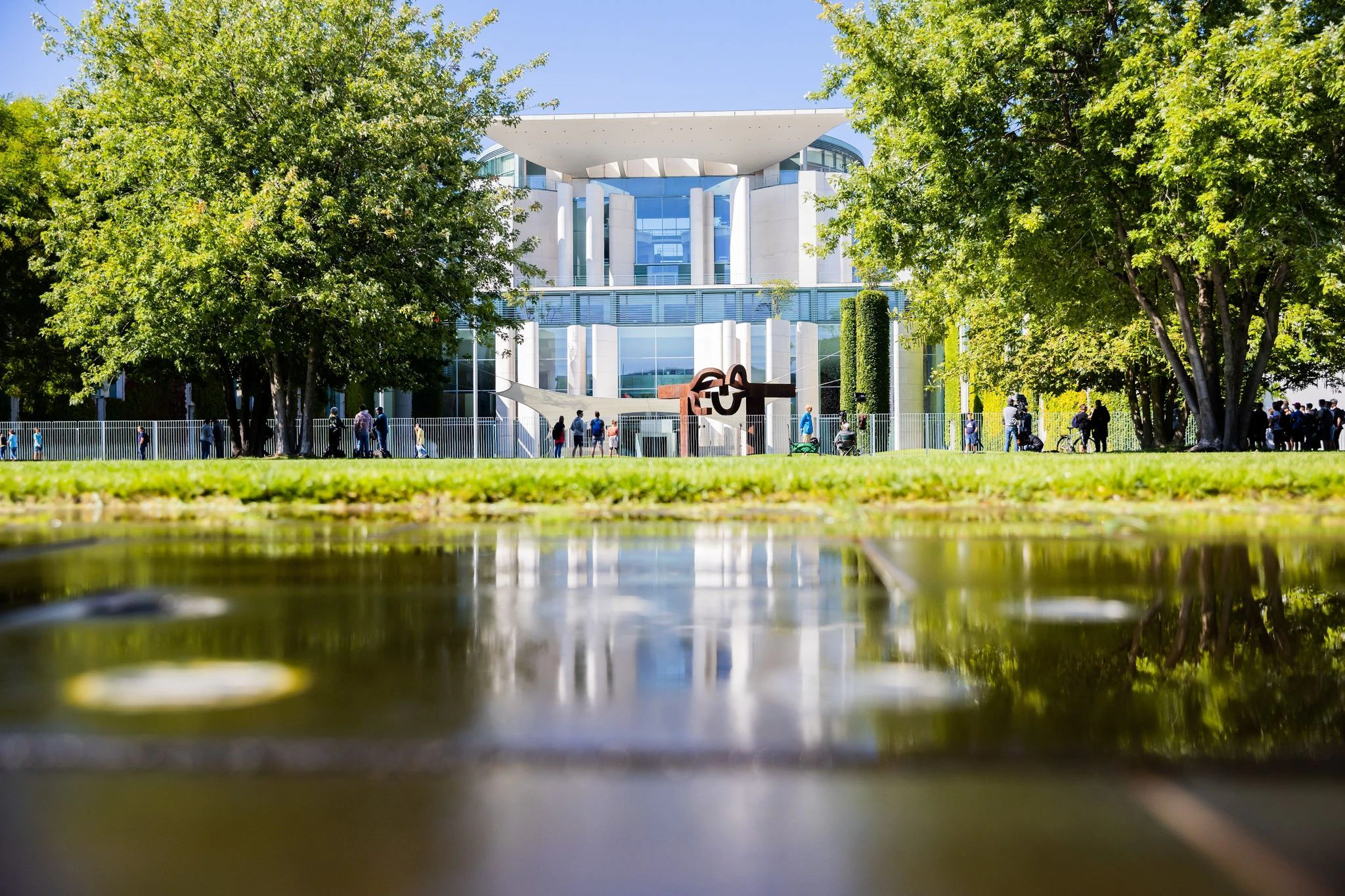 Im Bundeskanzleramt in Berlin haben die Koalitionsspitzen über weitere Entlastungen beraten - seit Samstagvormittag und bis tief in die Nacht.  