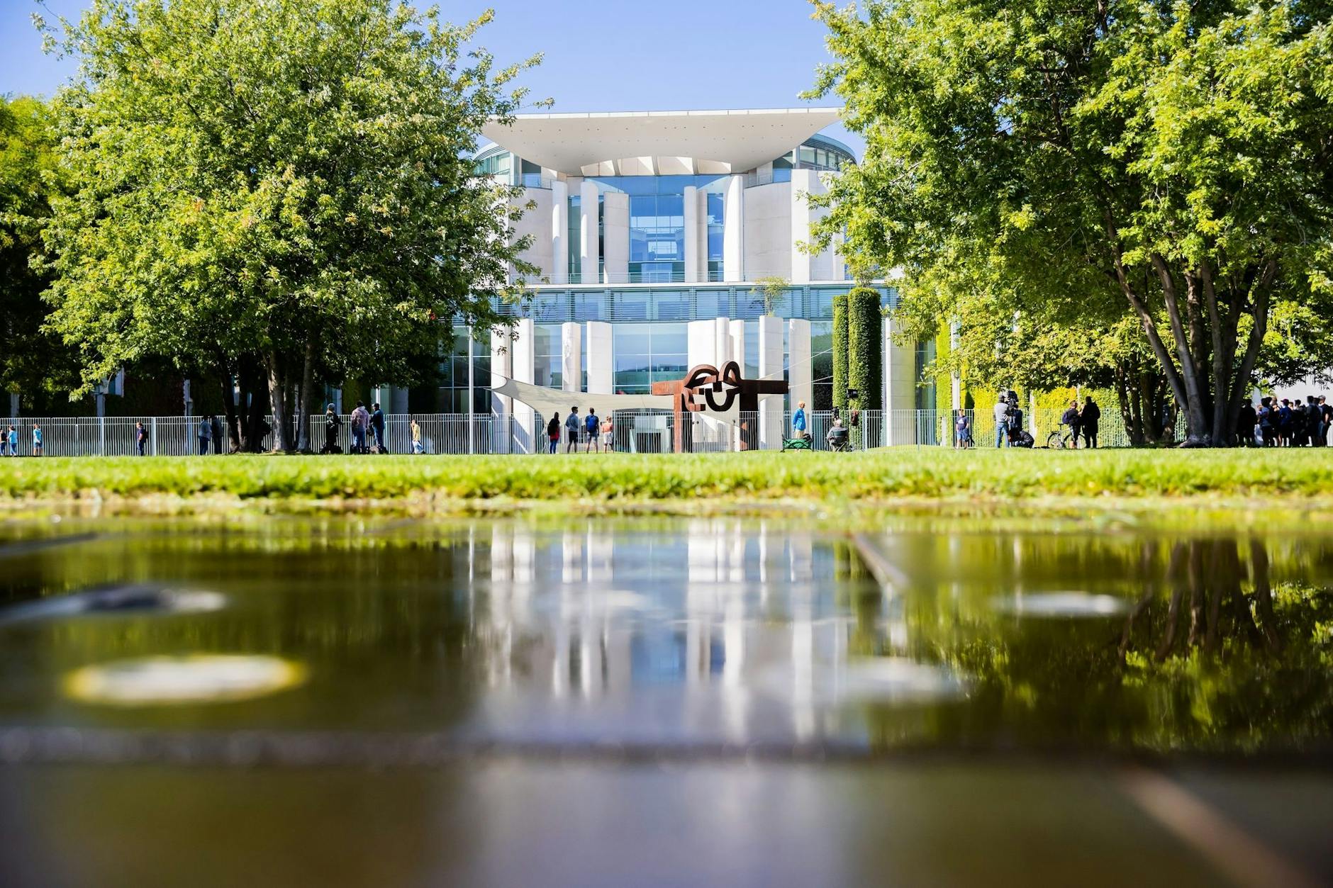 Im Bundeskanzleramt in Berlin haben die Koalitionsspitzen über weitere Entlastungen beraten - seit Samstagvormittag und bis tief in die Nacht.