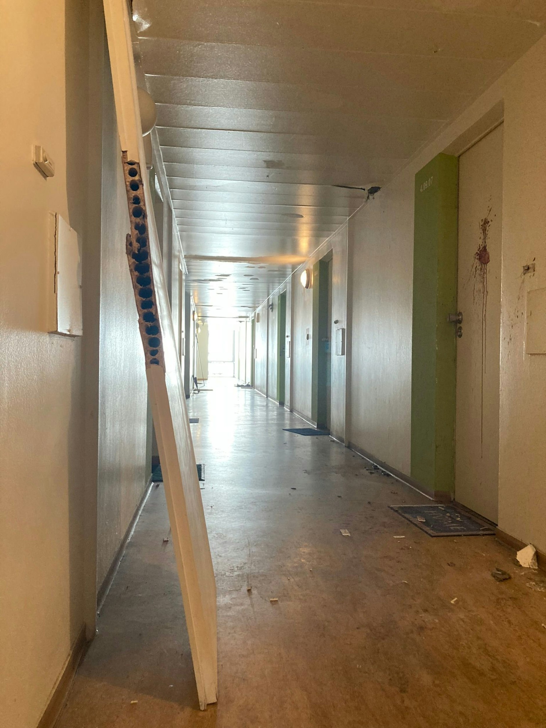 Der Täter hinterließ auf dem Flur eine Spur der Verwüstung.