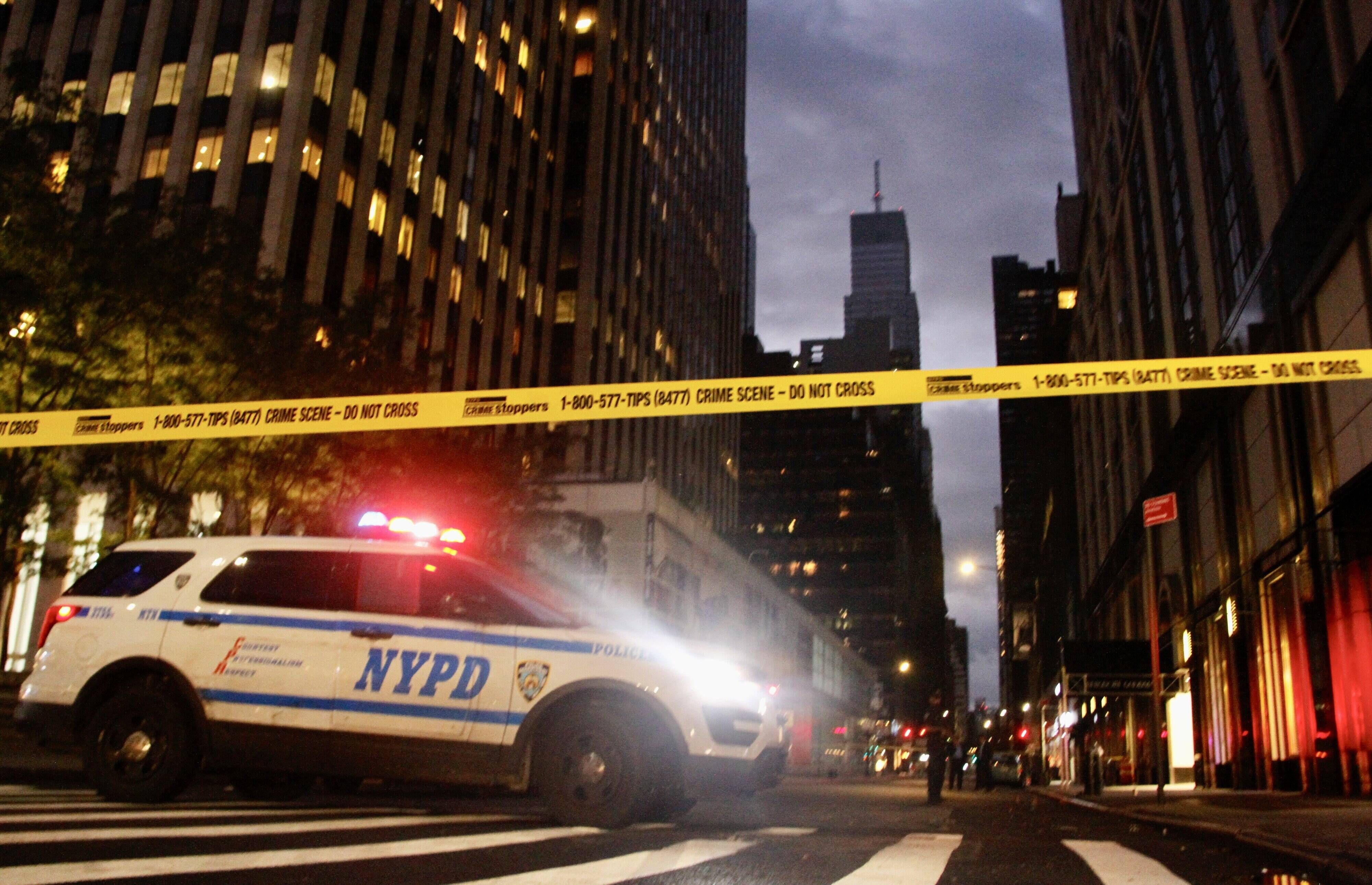 Irre Verfolgungsjagd: Video! Hier drängen Gangster ein Auto von der Straße ab – mitten in der Stadt!