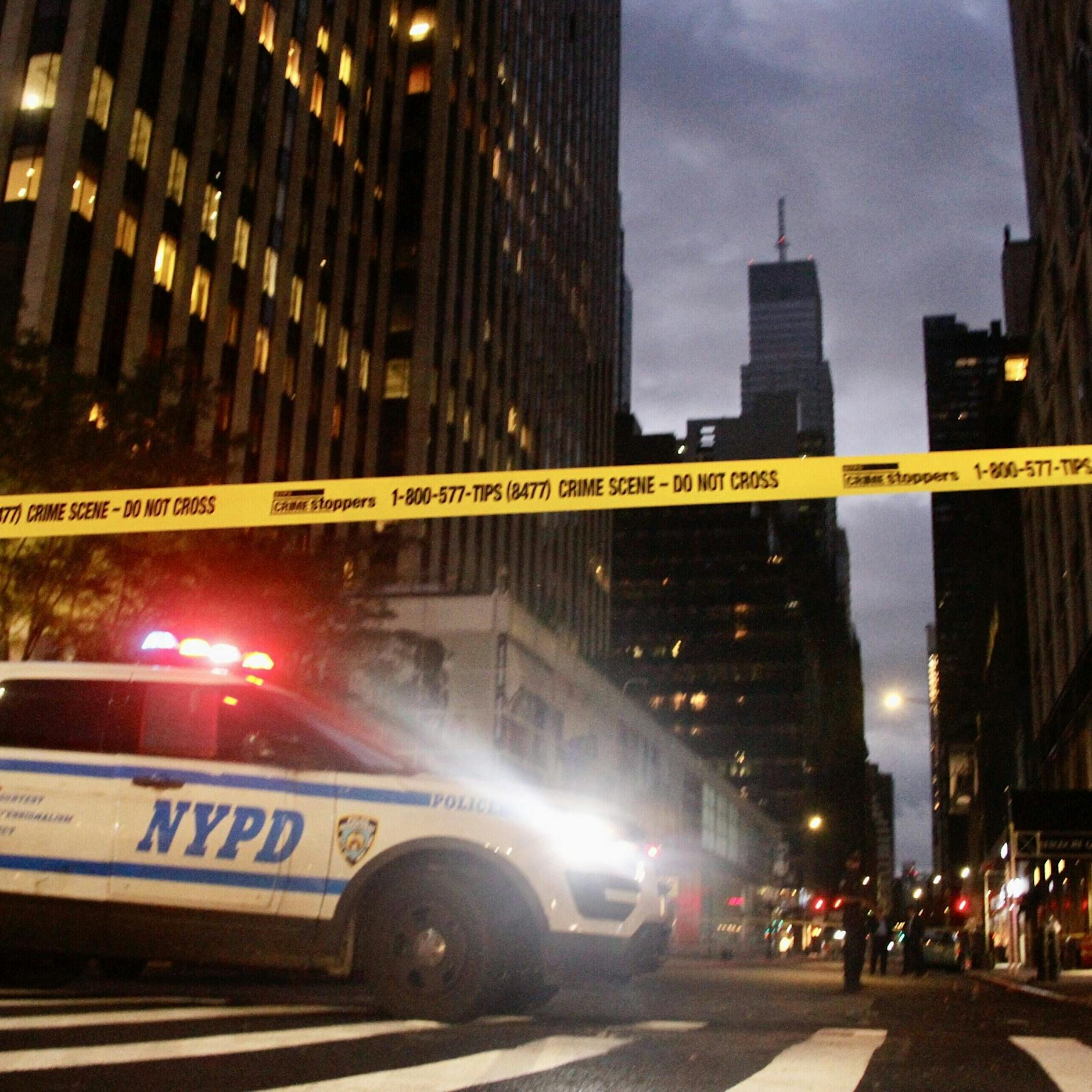 Irre Verfolgungsjagd: Video! Hier drängen Gangster ein Auto von der Straße ab – mitten in der Stadt!