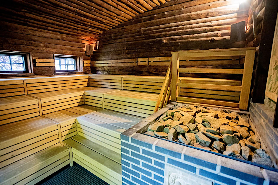 Eine Gartensauna, die um Gas zu sparen abgeschaltet bleibt, ist im Vabali Spa Berlin vor Öffnung zu sehen.  
