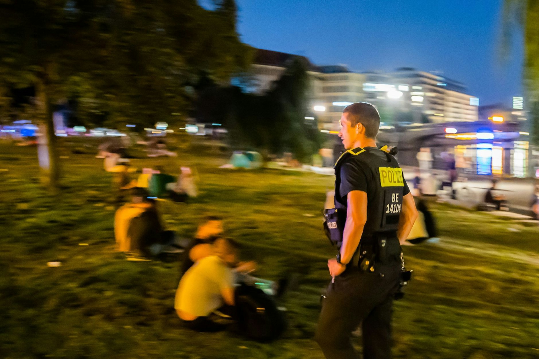 Im James-Simon-Park im Berliner Bezirk Mitte patrouilliert ein Polizist.