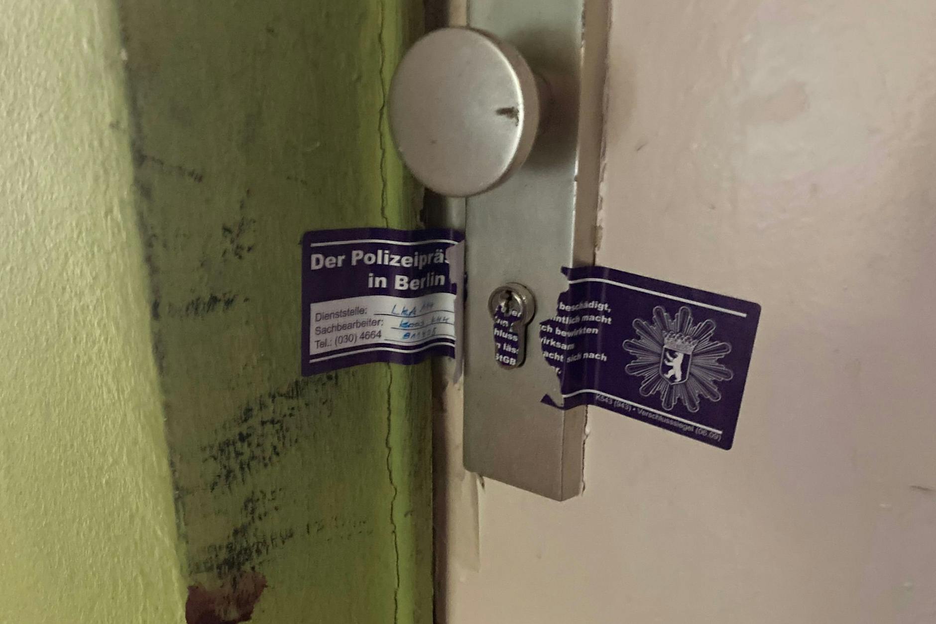 Die Wohnung wurde von der Polizei versiegelt. Auch am Montag arbeitete dahinter noch die Spurensicherung.