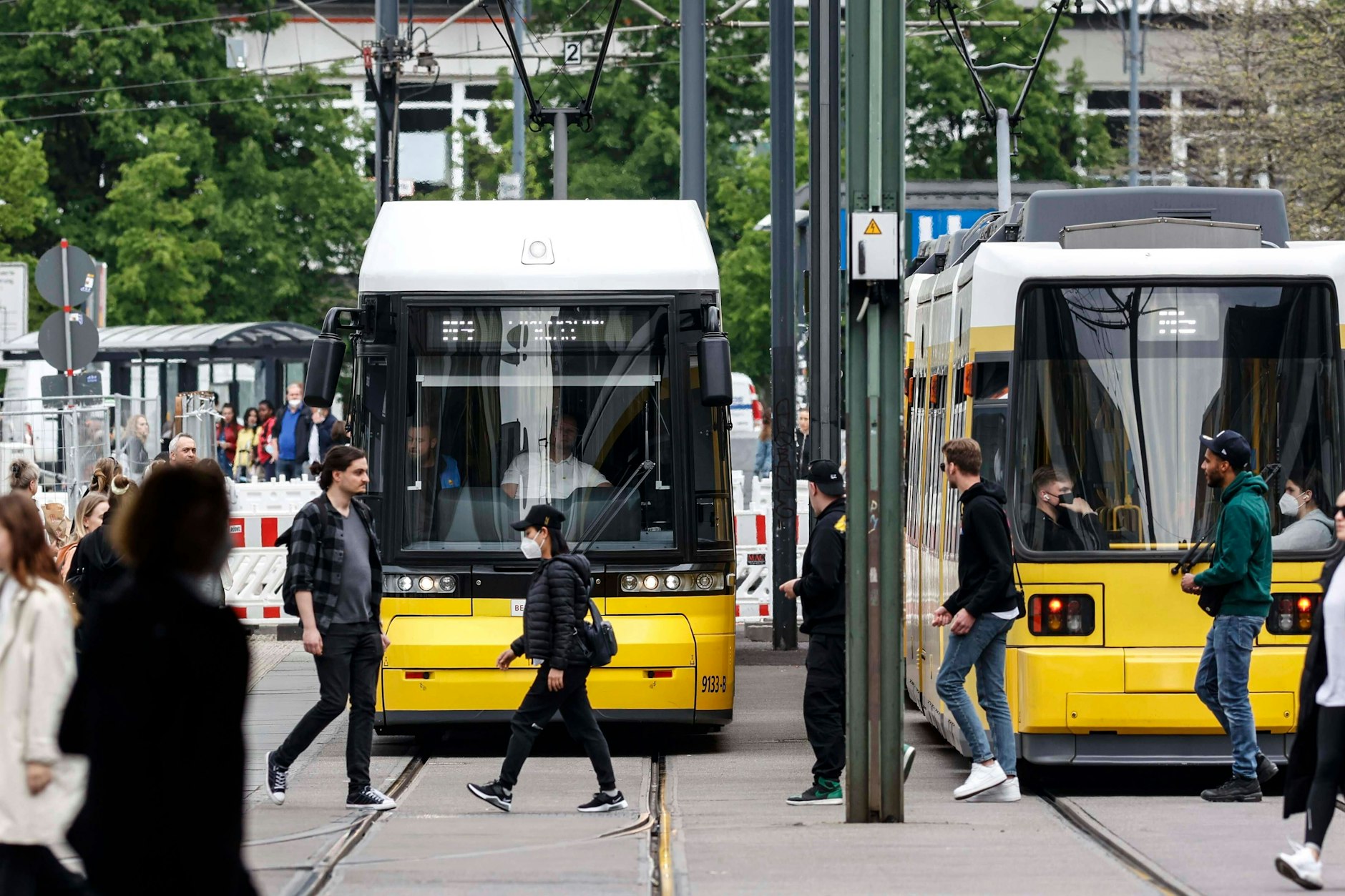 Straßenbahnen der Berliner BVG an einer Haltestelle.