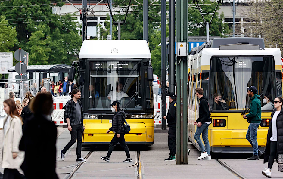 Straßenbahnen der Berliner BVG an einer Haltestelle.