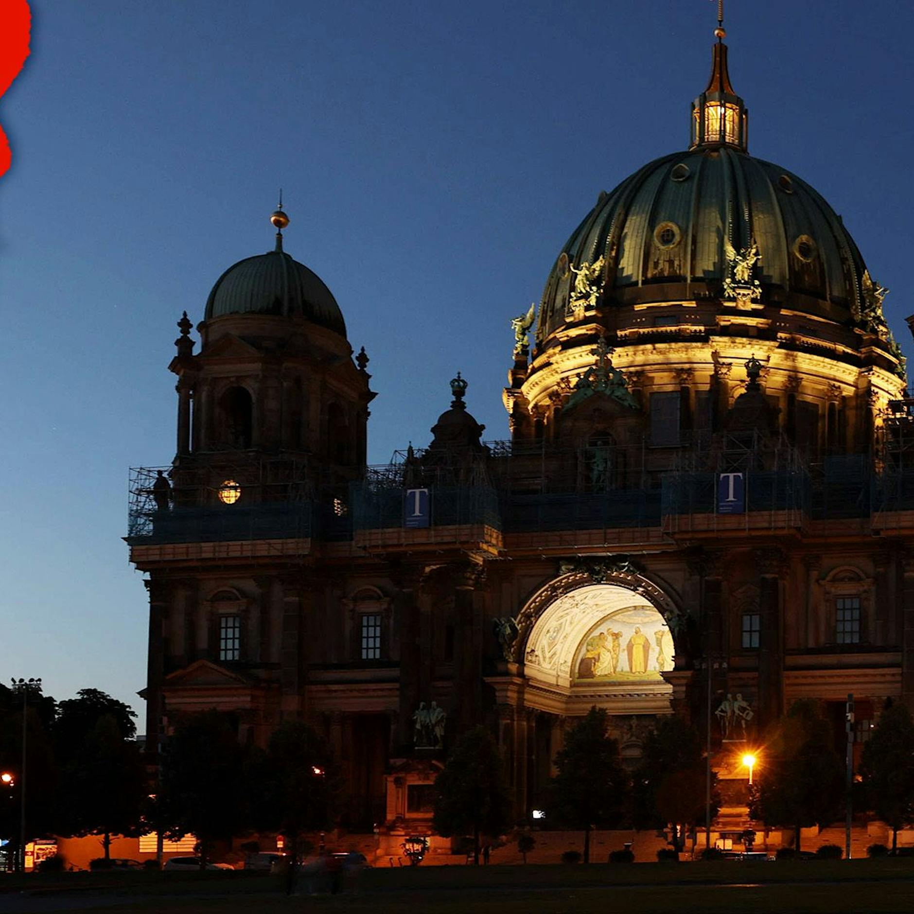 Die einen sparen, die anderen nicht. In Berlin sind viele Werbetafeln auch am späten Abend noch hell erleuchtet