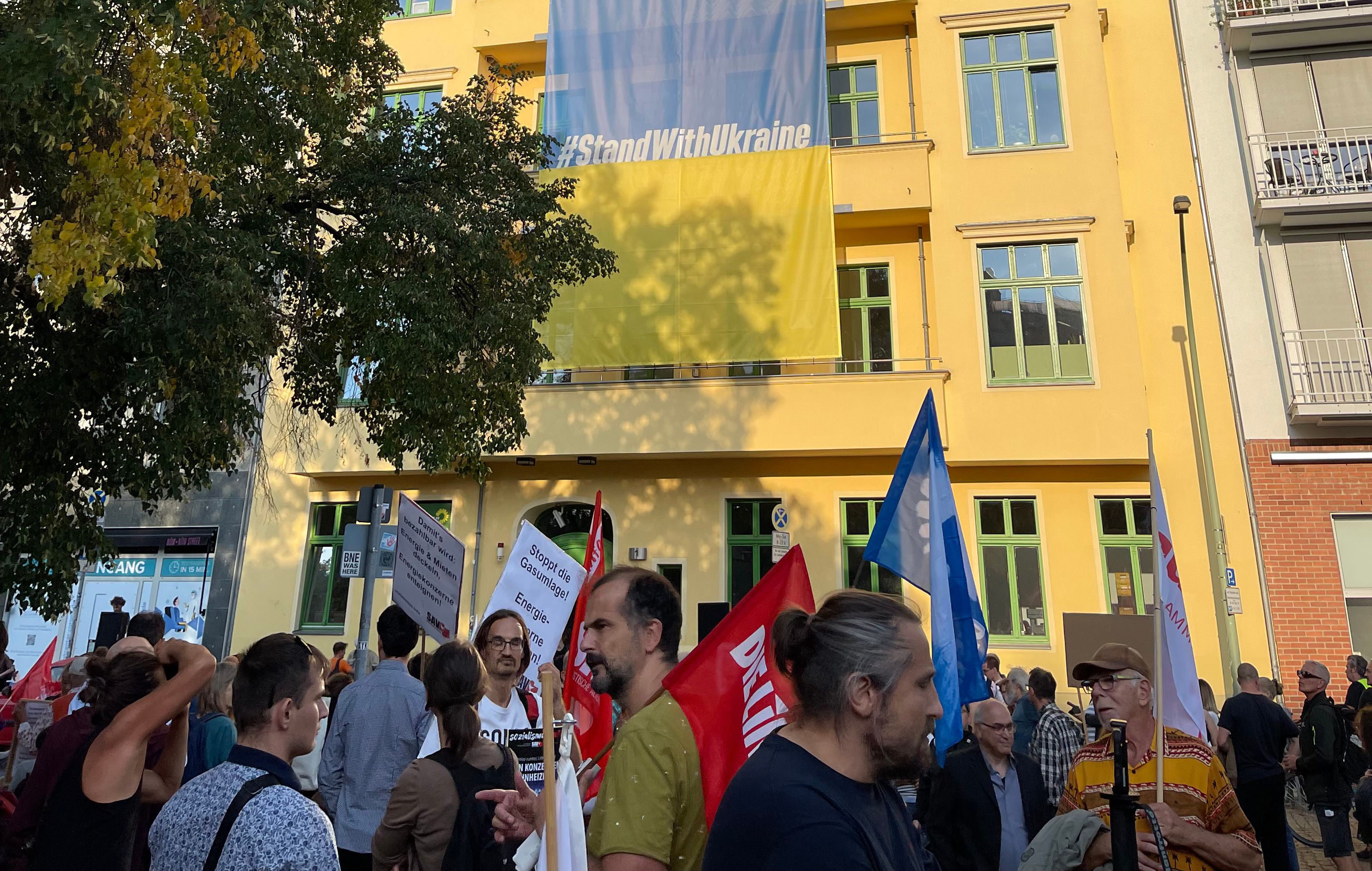 „Genug Ist Genug“: Eine Gespaltene Linke Demonstriert In Berlin Gegen ...