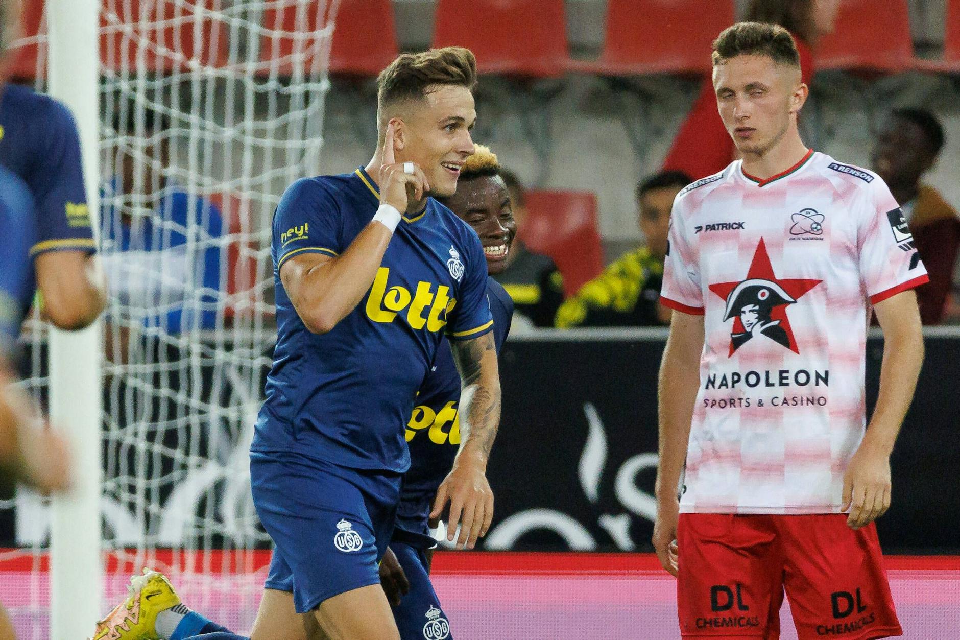 Der aus dem Gladbacher Nachwuchs stammende Dennis Eckert Ayensa feiert sein Tor zum zwischenzeitlichen 3:0 für St. Gilloise.