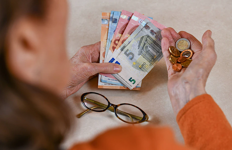 Die Inflation bleibt hoch. Zeitgleich fällt der Euro immer weiter.