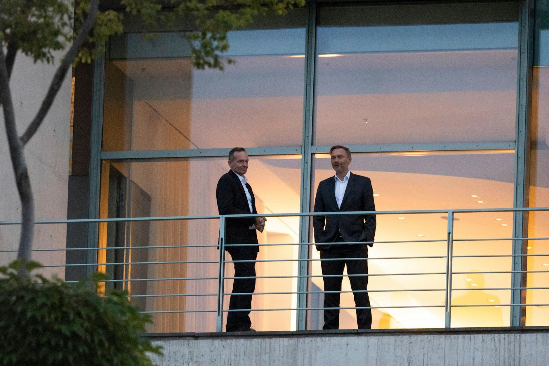 Pause: Verkehrsminister Volker Wissing und Finanzminister Christian Lindner unterhalten sich auf einem Balkon des Bundeskanzleramtes.