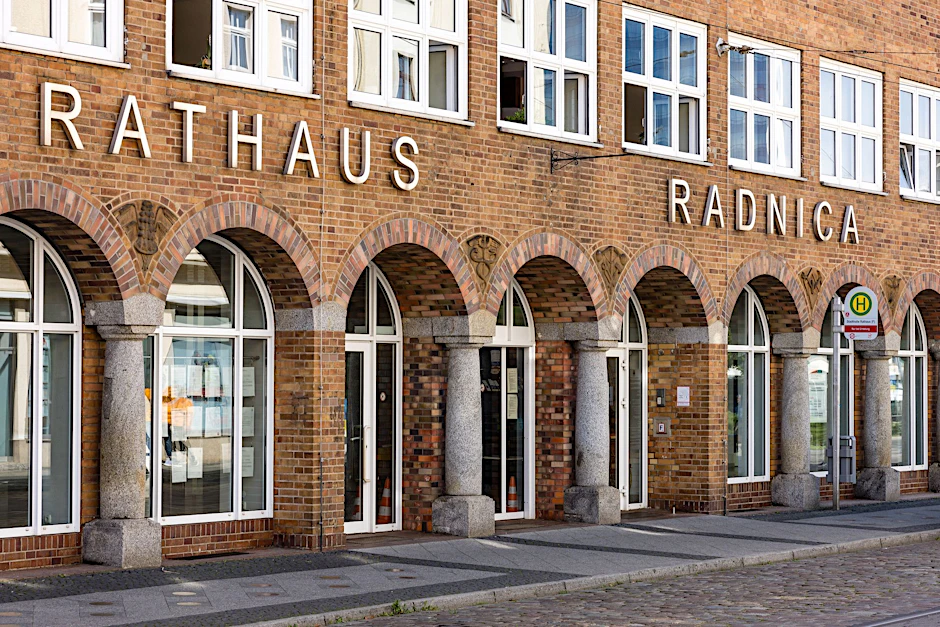 "Rathaus" steht auf deutsch und auf sorbisch am Cottbuser Rathaus.  ld