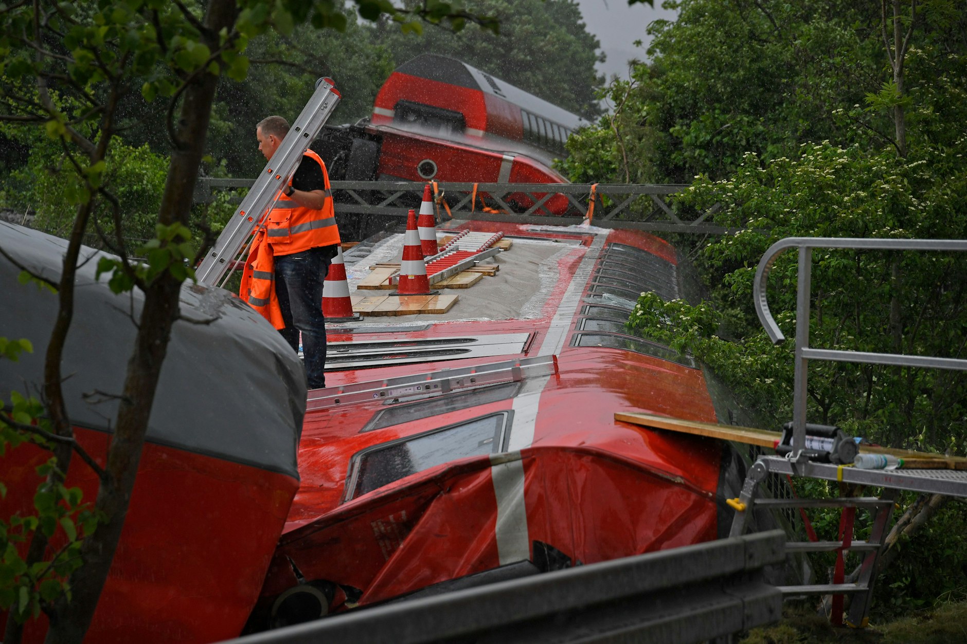 Vier Frauen und ein Junge starben am 3. Juni, als ein Regionalzug in Bayern wegen eines Schwellenbruchs entgleiste.