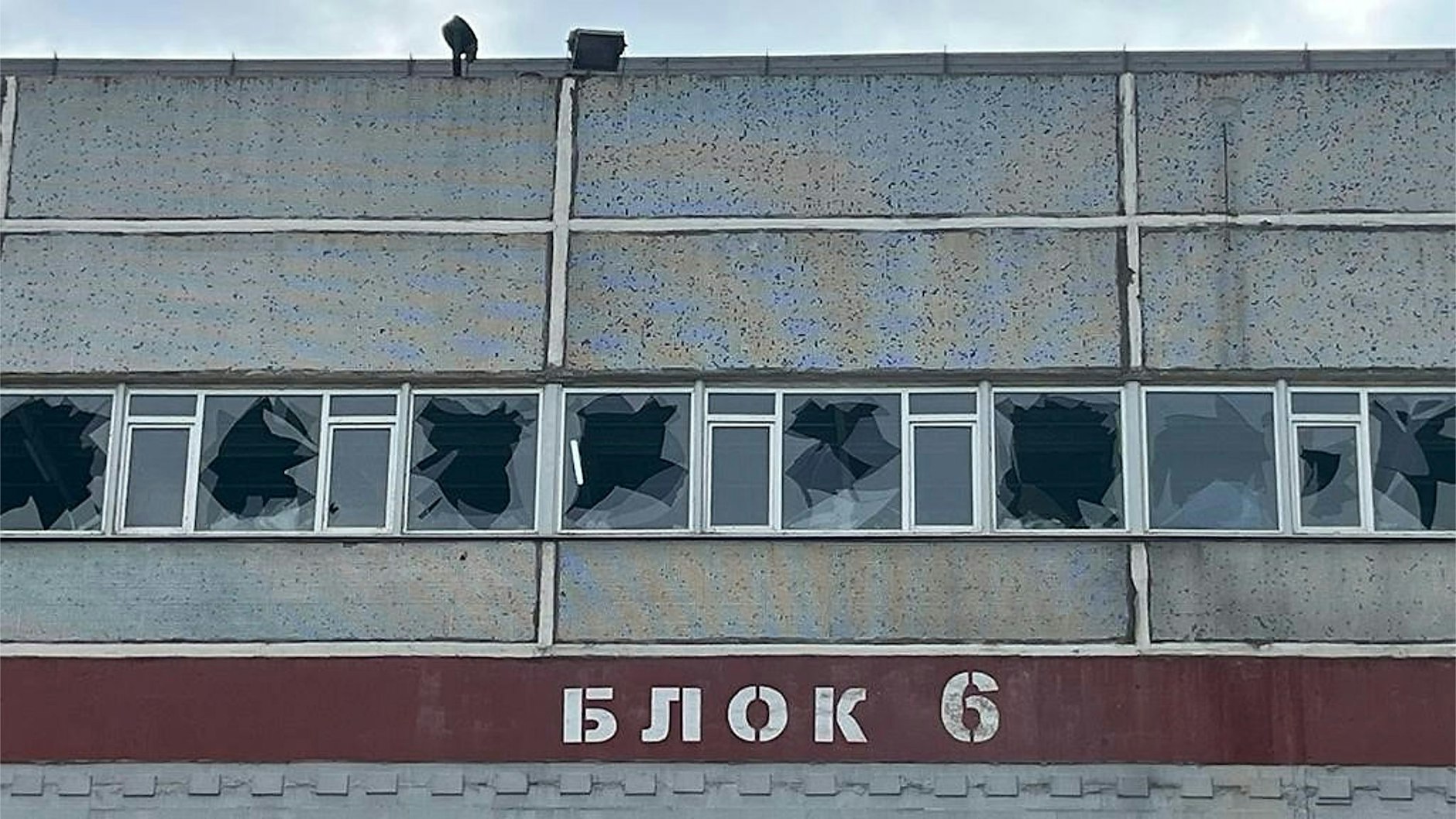 Eine Außenansicht vom Atomkraftwerk Saporischschja: Das Foto zeigt durch die Kämpfe im AKW zerstörte Fenster an Block 6. 