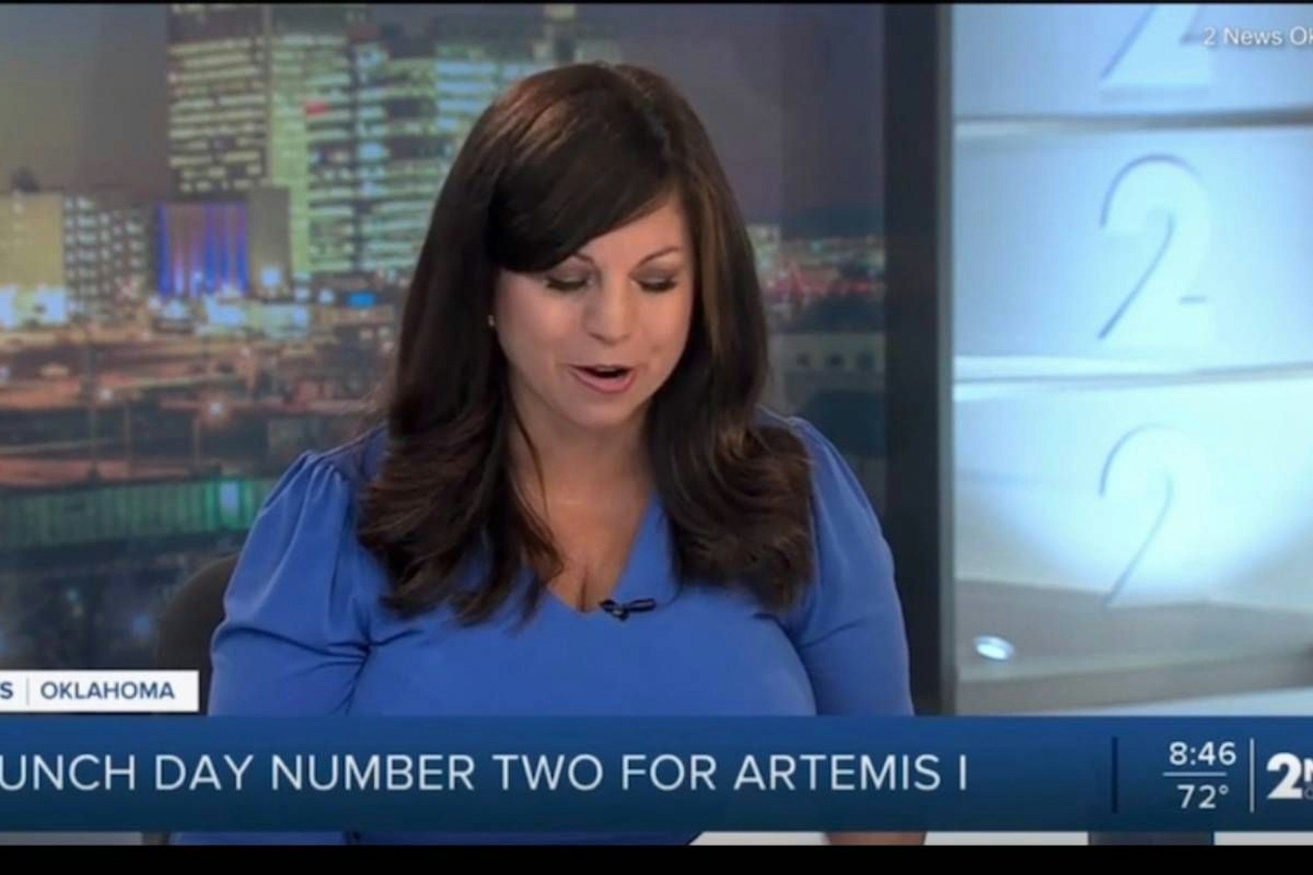 Nachrichtensprecherin Julie Chin, kurz bevor sie merkte, dass mit ihr etwas nicht stimmt.