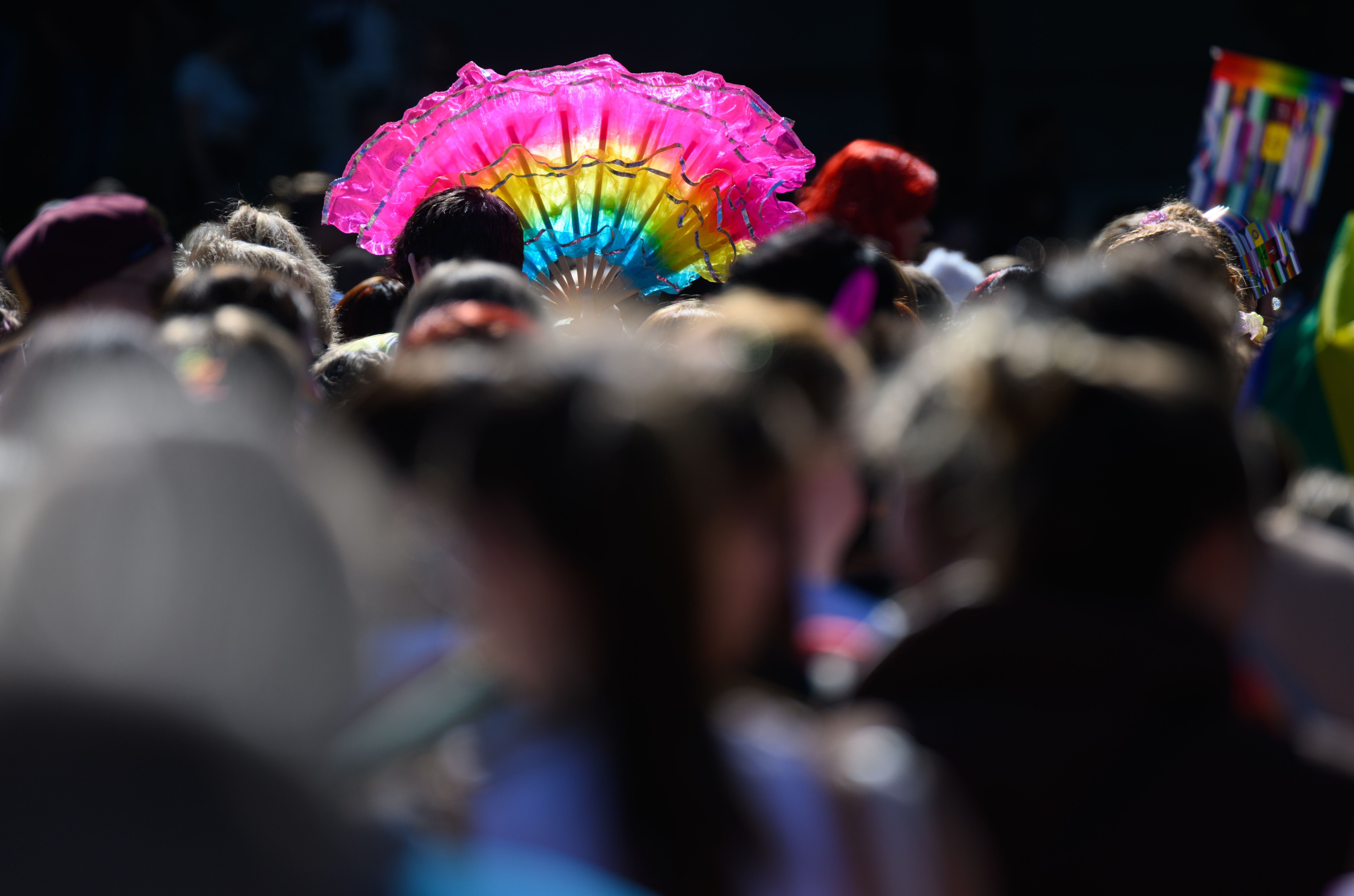 Nach brutalem Angriff auf CSD-Besucher am Wochenende: Polizei Dresden sucht drei Masken-Schläger