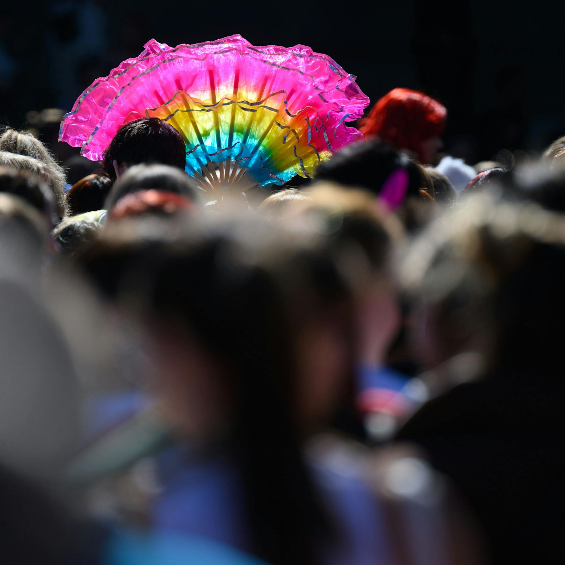 Nach brutalem Angriff auf CSD-Besucher am Wochenende: Polizei Dresden sucht drei Masken-Schläger