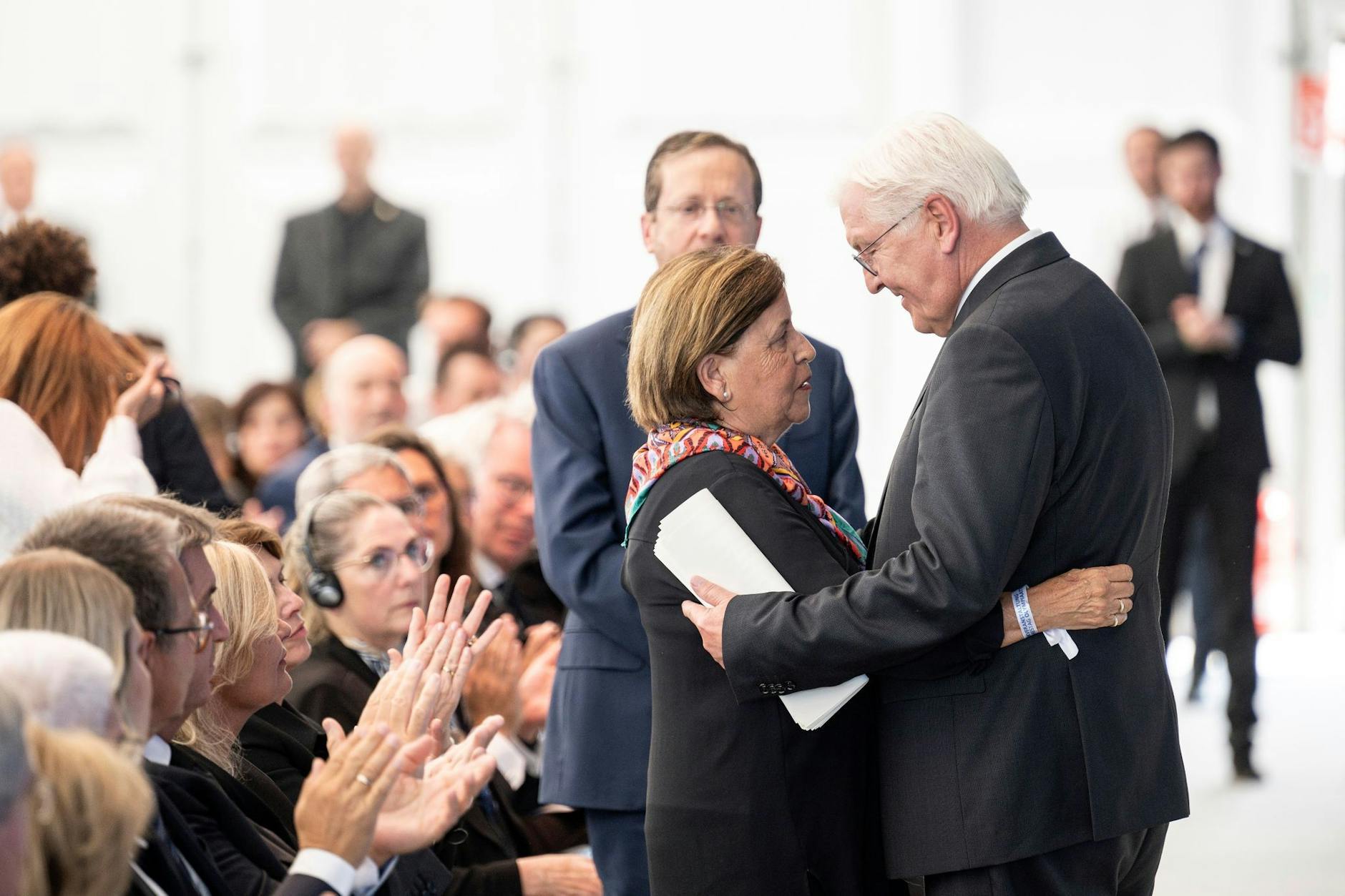 dpatopbilder - HANDOUT - Nach seiner Rede umarmen sich Bundespräsident Frank-Walter Steinmeier und die Vertreterin der Angehörigen der israelischen Opfer des Olympia-Attentats 1972, Ankie Spitzer; dahinter der israelische Präsident Isaac Herzog. pa