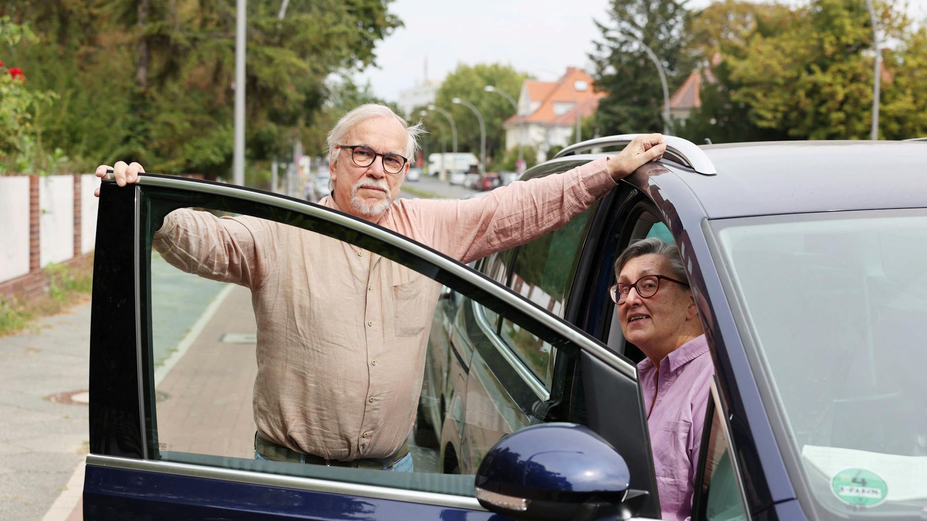 Die Anwohner Hubertus (73) und Sabine (67) Spielhagen freuen sich, wenn die Busspur wieder verschwindet. Stattdessen sollte lieber der Radweg auf die Straße umziehen. 