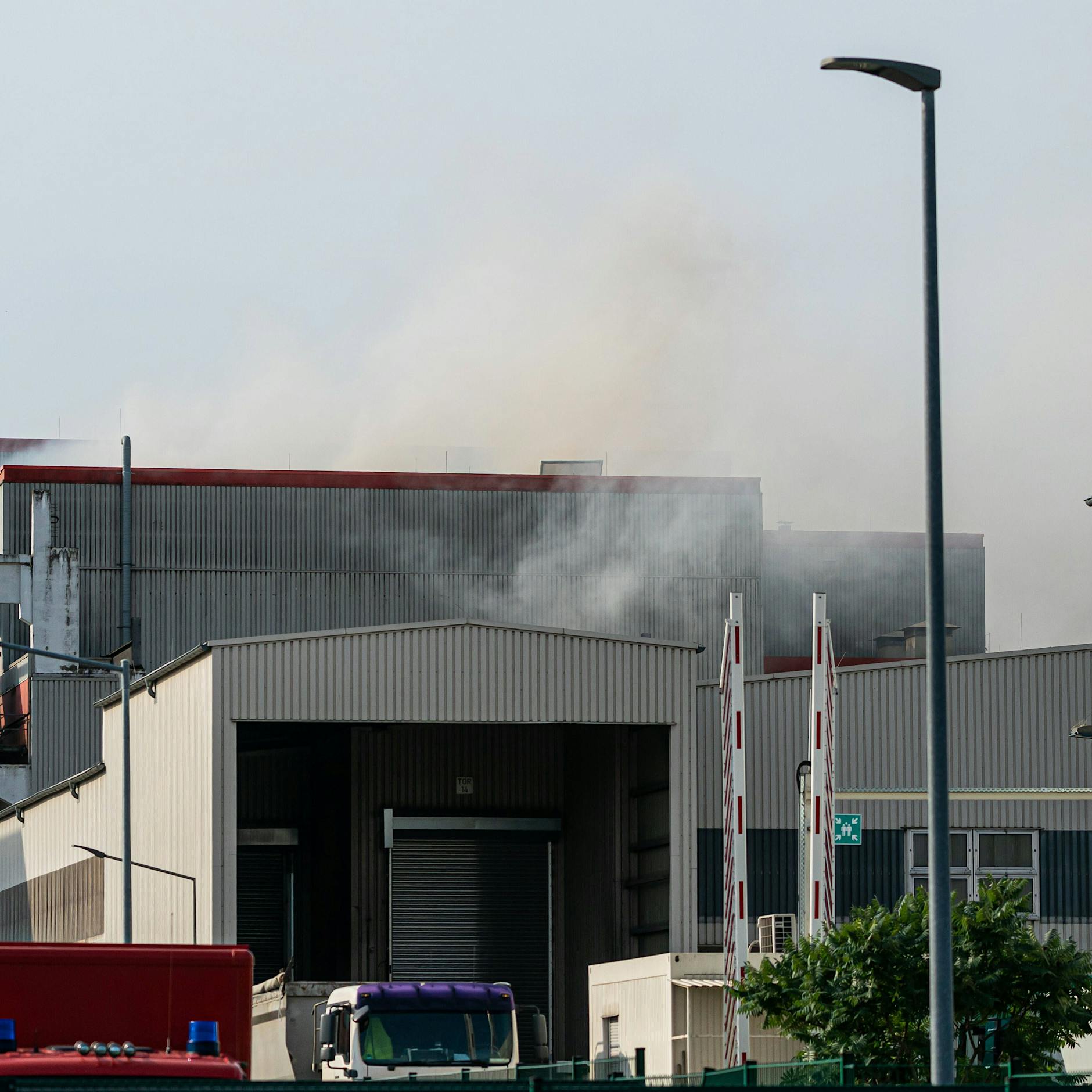 Brand bei der BSR! Feuerwehr hat Flammen auf dem Recyclinghof in Britz unter Kontrolle