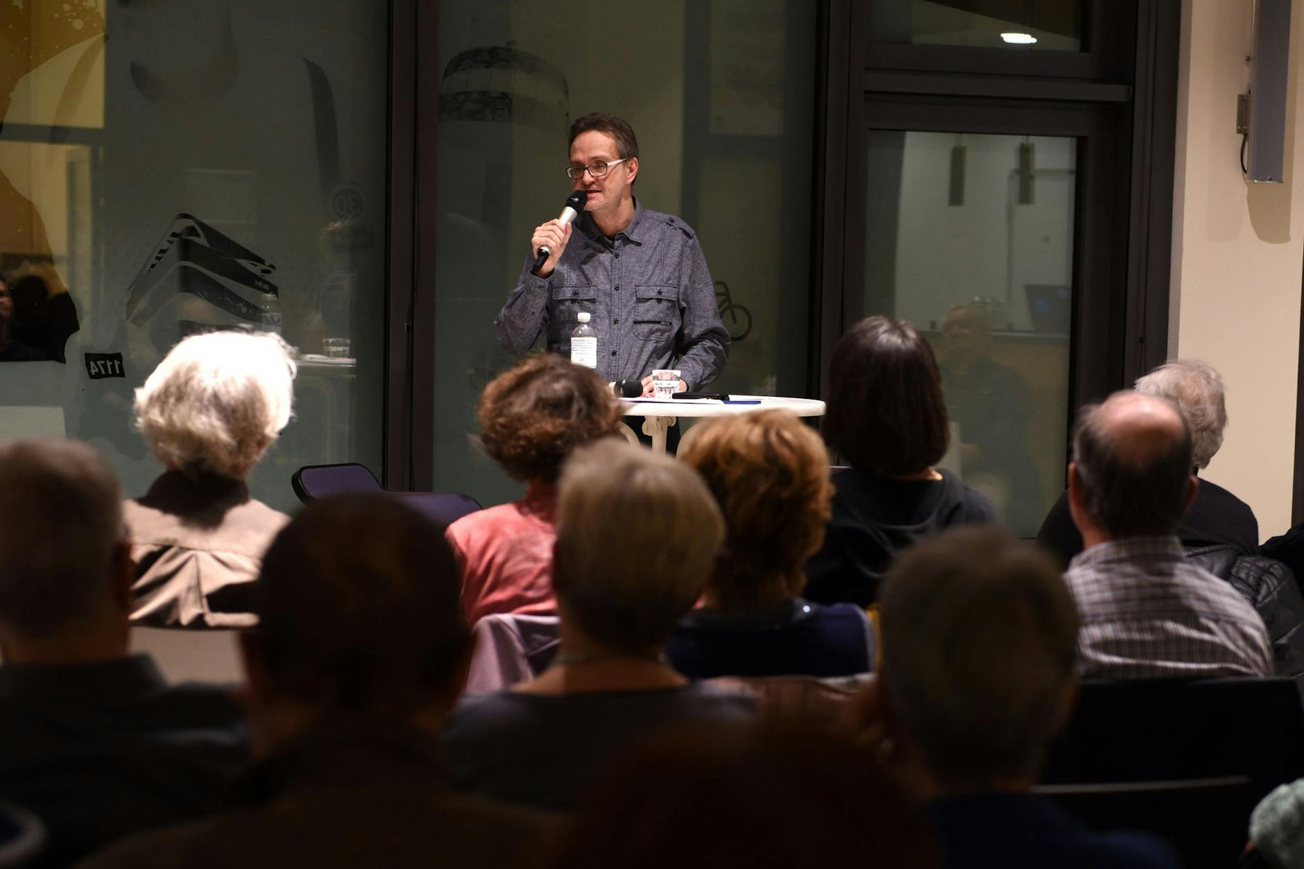 Torsten Harmsen bei einer Lesung seiner Geschichten im Berliner Verlag.