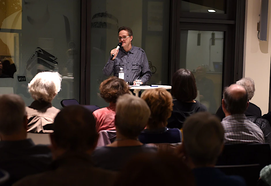 Torsten Harmsen bei einer Lesung seiner Geschichten im Berliner Verlag.