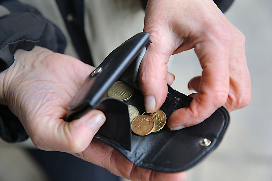 Portemonnaie mit einigen Geldmünzen