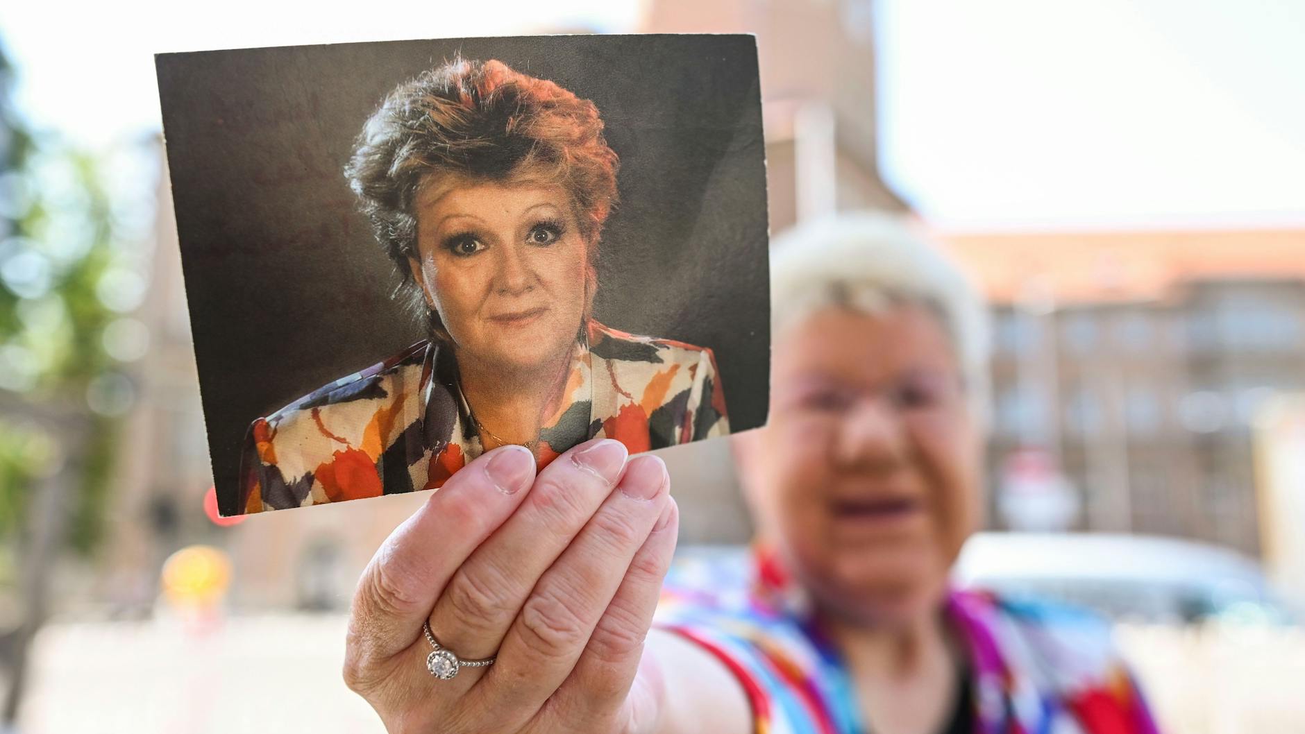 Marika Born mit der Autogrammkarte, die ihr Helga Hahnemann schickte, auf der Rückseite steht die Telefonnummer des Stars.